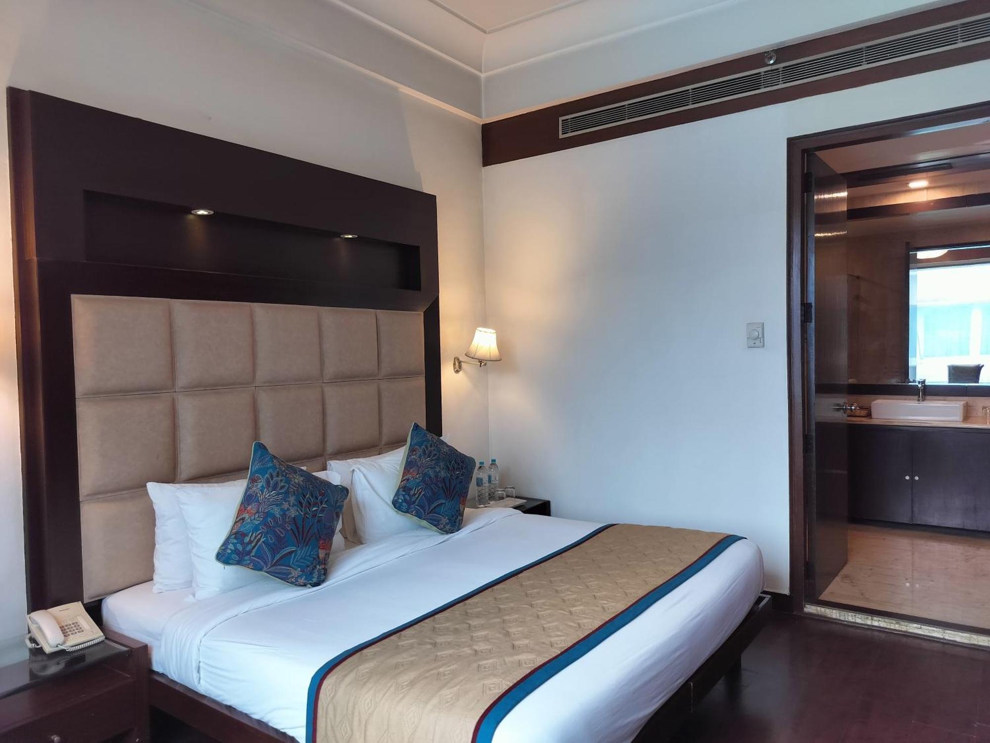 Bel-la Monde Nh8 At 6km From Igi Airport Delhi 4*