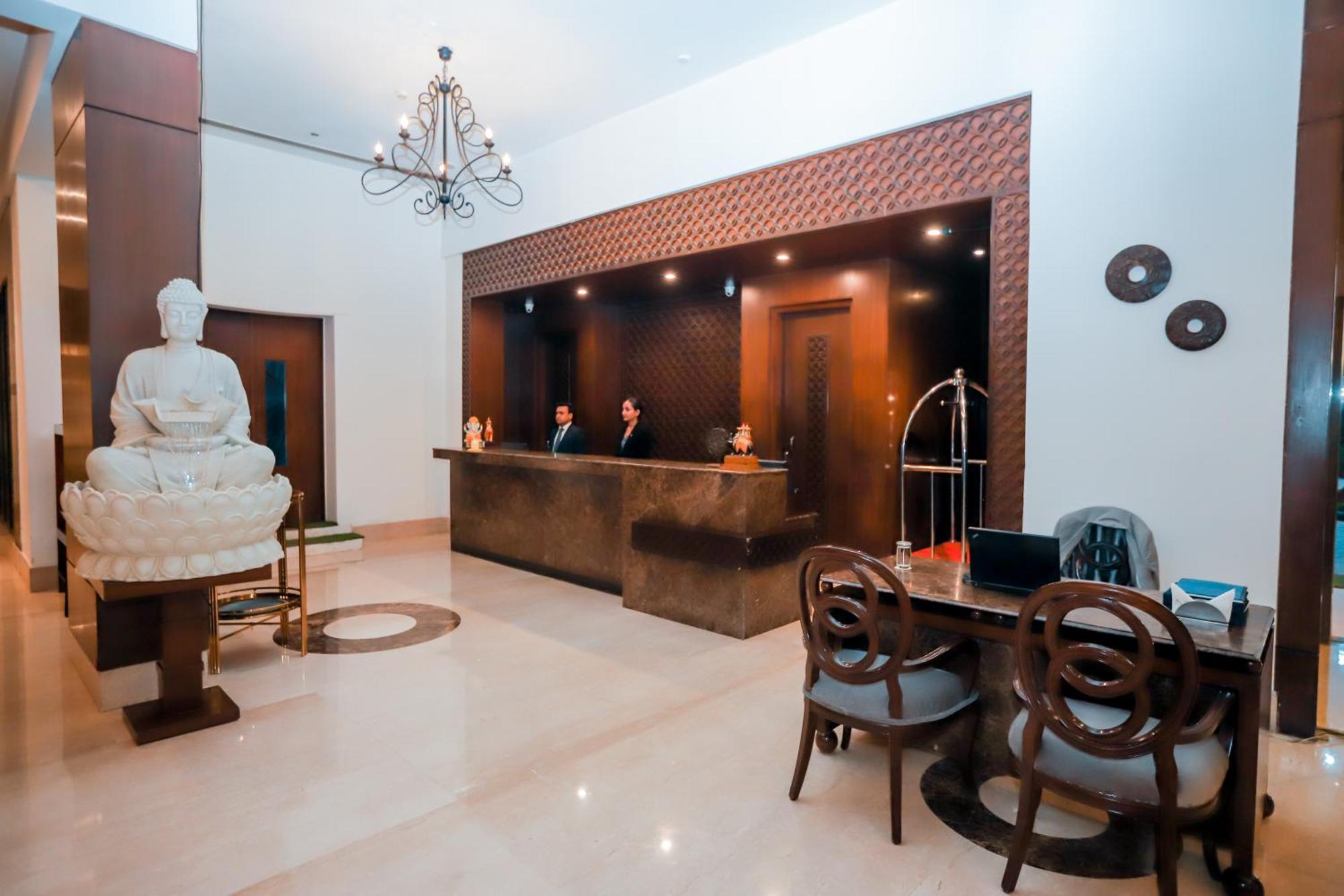 Bel-la Monde Nh8 At 6km From Igi Airport Delhi 4*