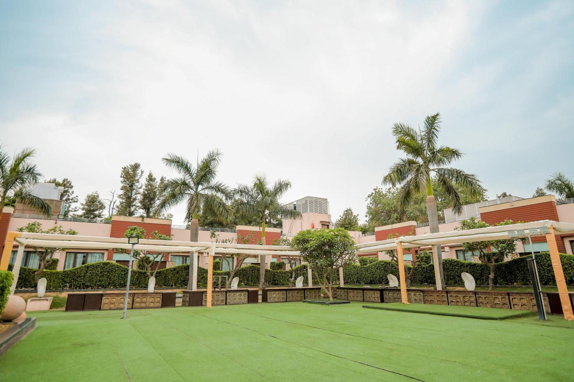 Hotel Oodles Chhattarpur South Delhi 4*