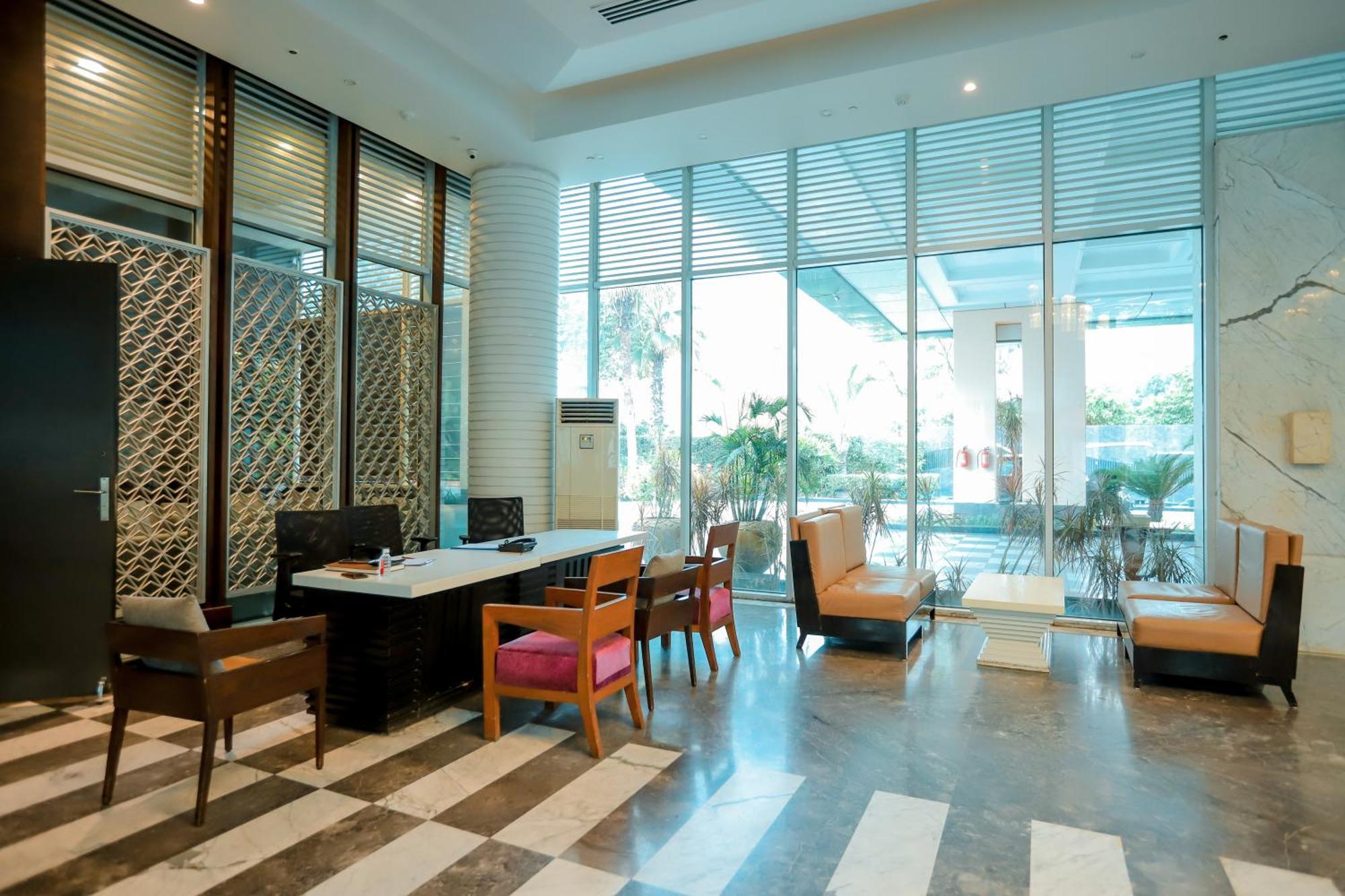 Oodles Chhattarpur South Delhi Hotel 4*