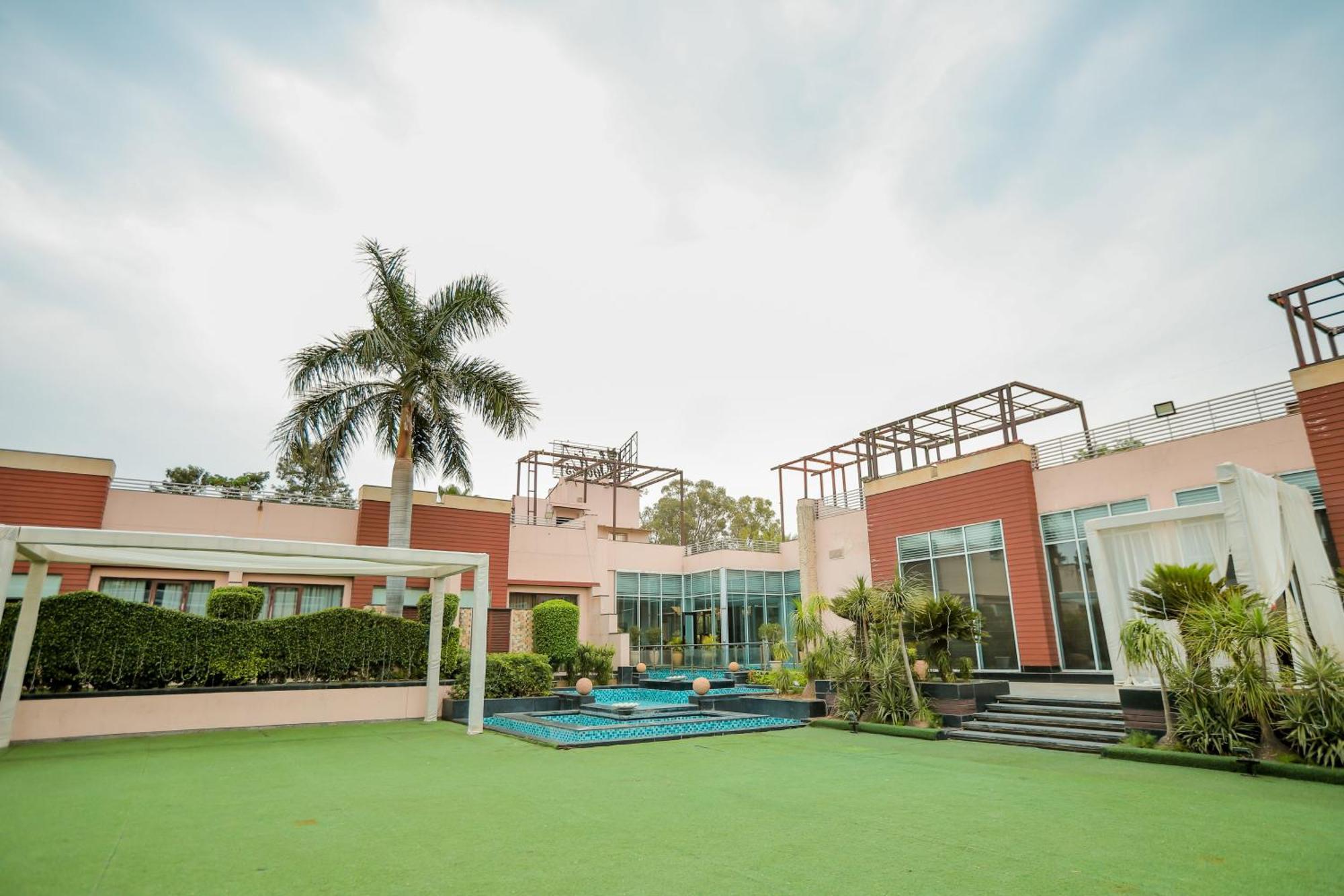 Oodles Chhattarpur South Delhi Hotel