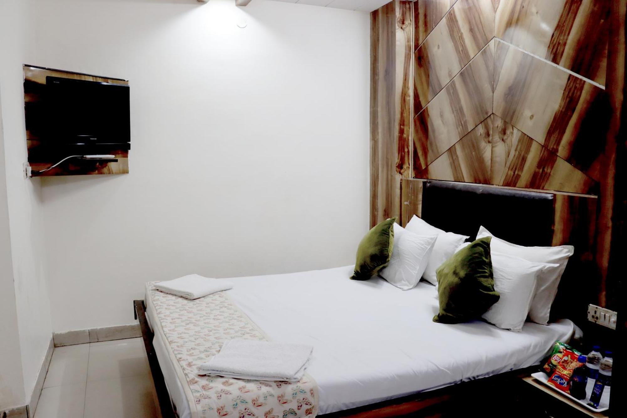 Hotel Snow White - Near R K Ashram Metro Station Paharganj 3*