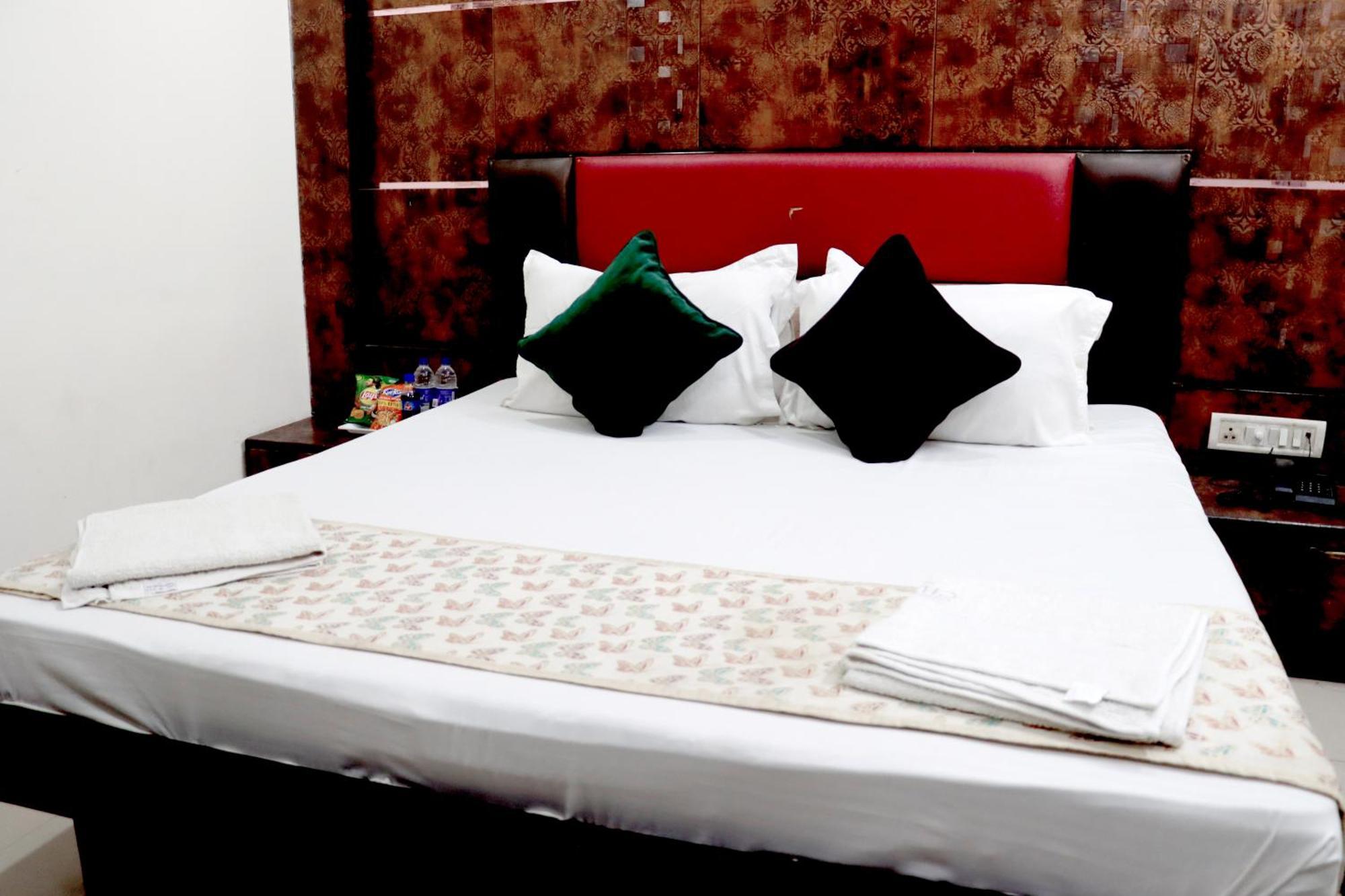 Hotel Snow White - Near R K Ashram Metro Station Paharganj
