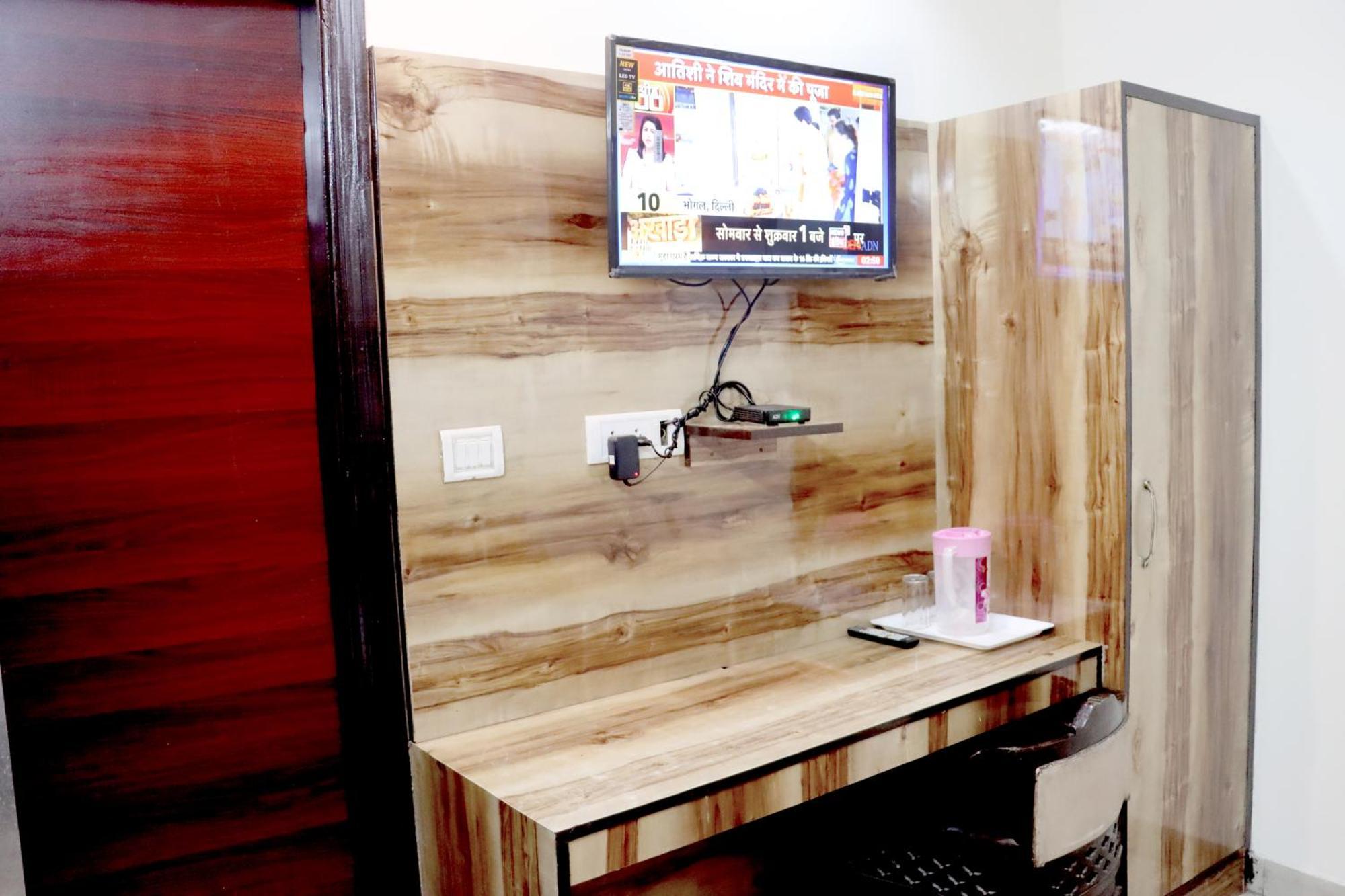 Hotel Snow White - Near R K Ashram Metro Station Paharganj 3*