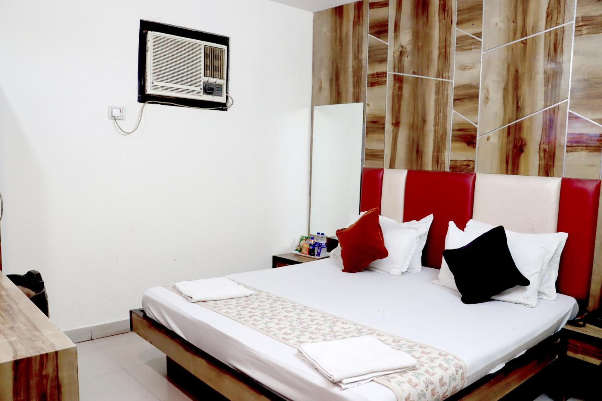 Hotel Snow White - Near R K Ashram Metro Station Paharganj 3*