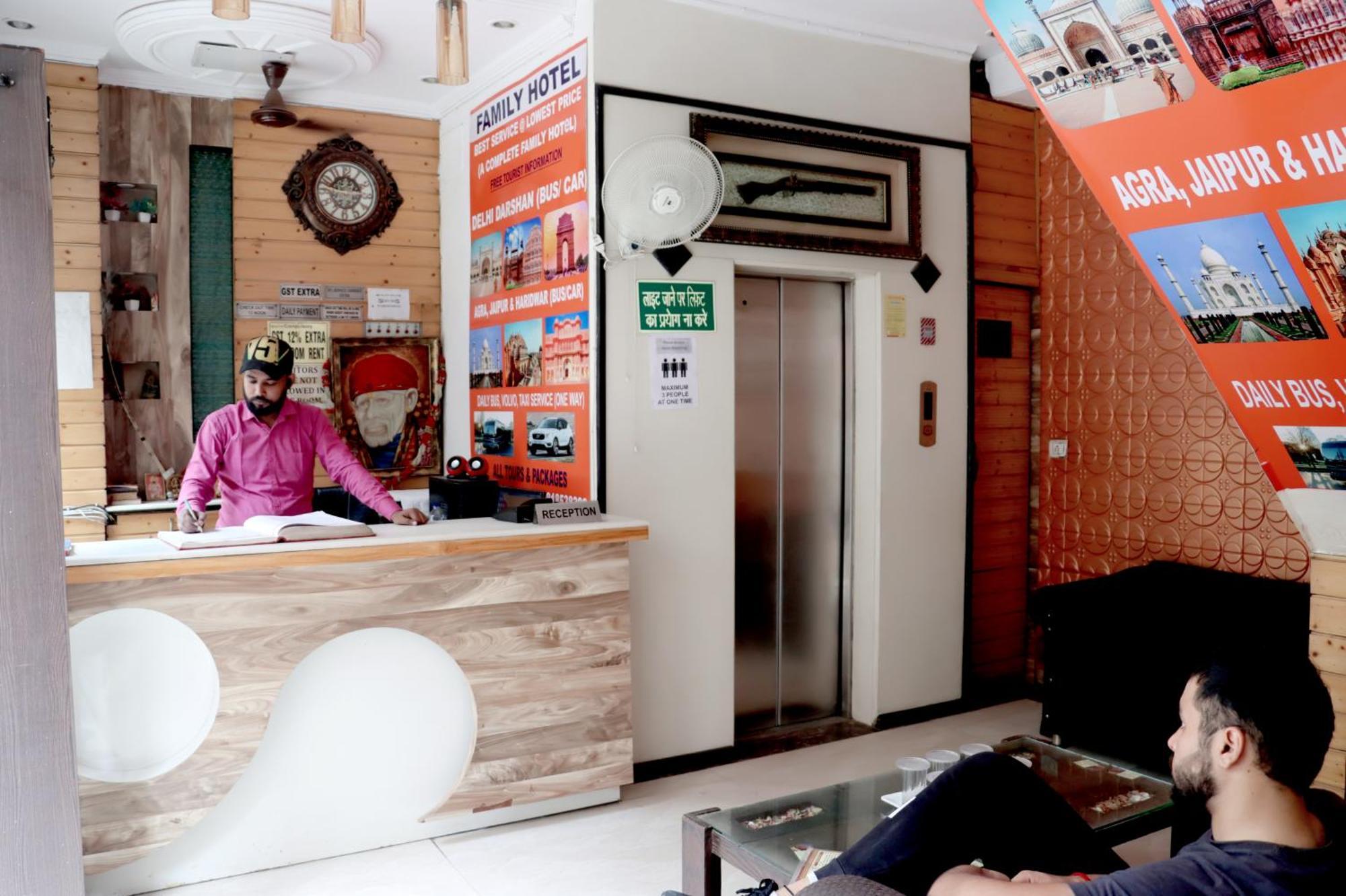 Snow White - Near R K Ashram Metro Station Paharganj 3*