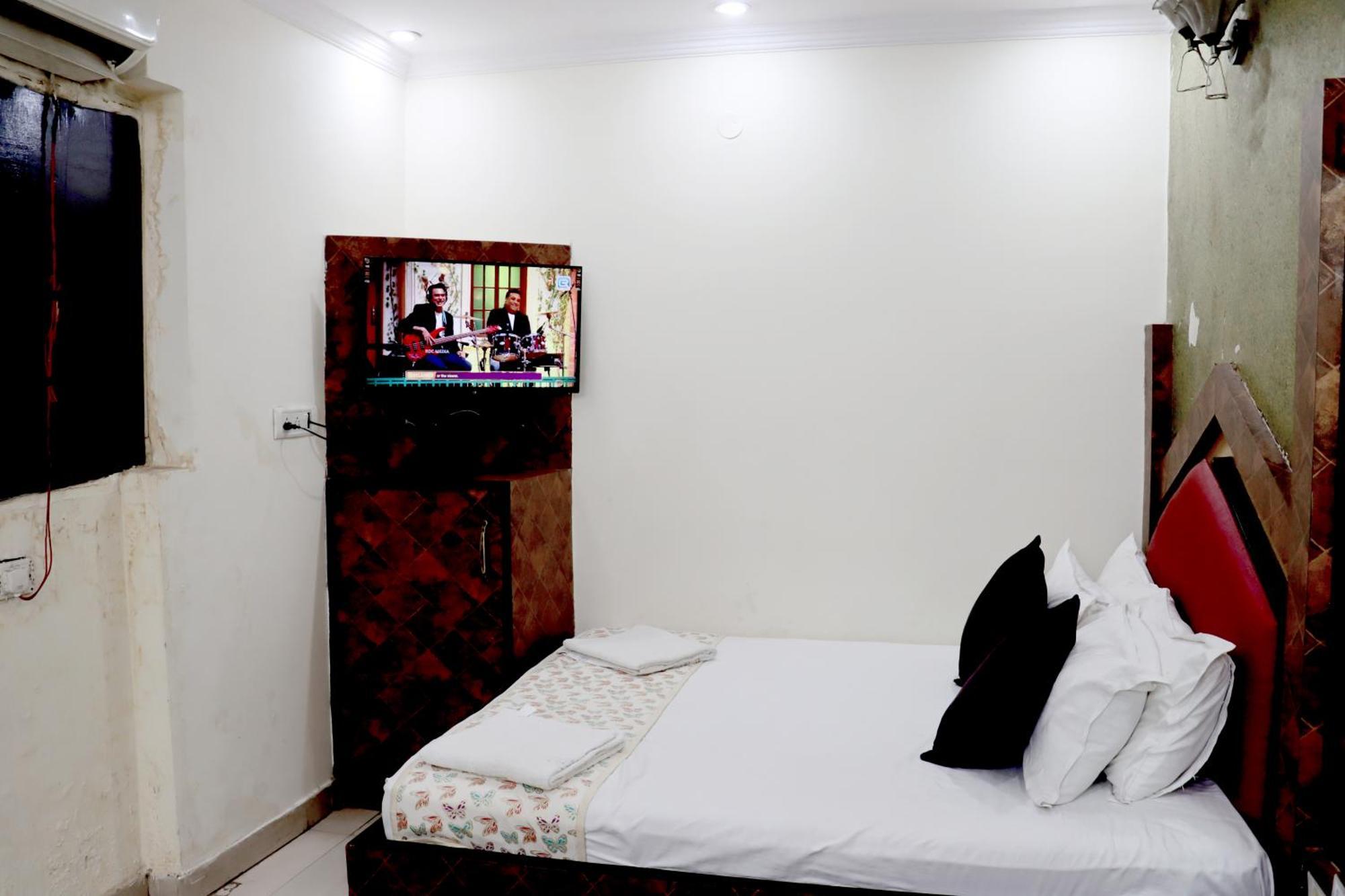 Hotel Snow White - Near R K Ashram Metro Station Paharganj