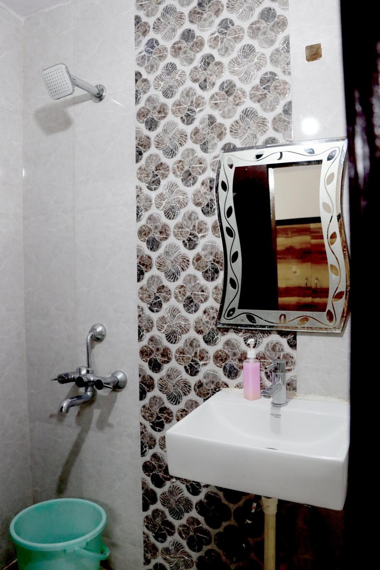 Snow White - Near R K Ashram Metro Station Paharganj Hotel 3*