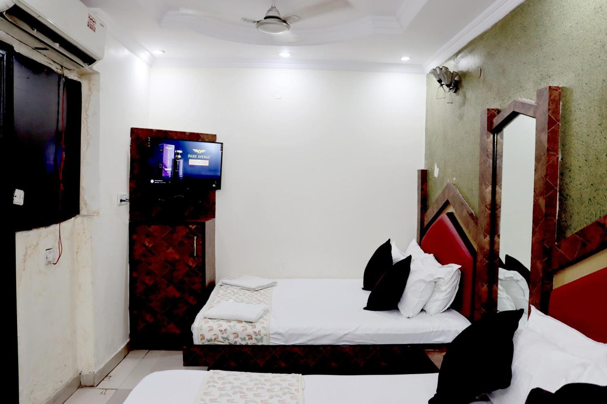 Hotel Snow White - Near R K Ashram Metro Station Paharganj 3*