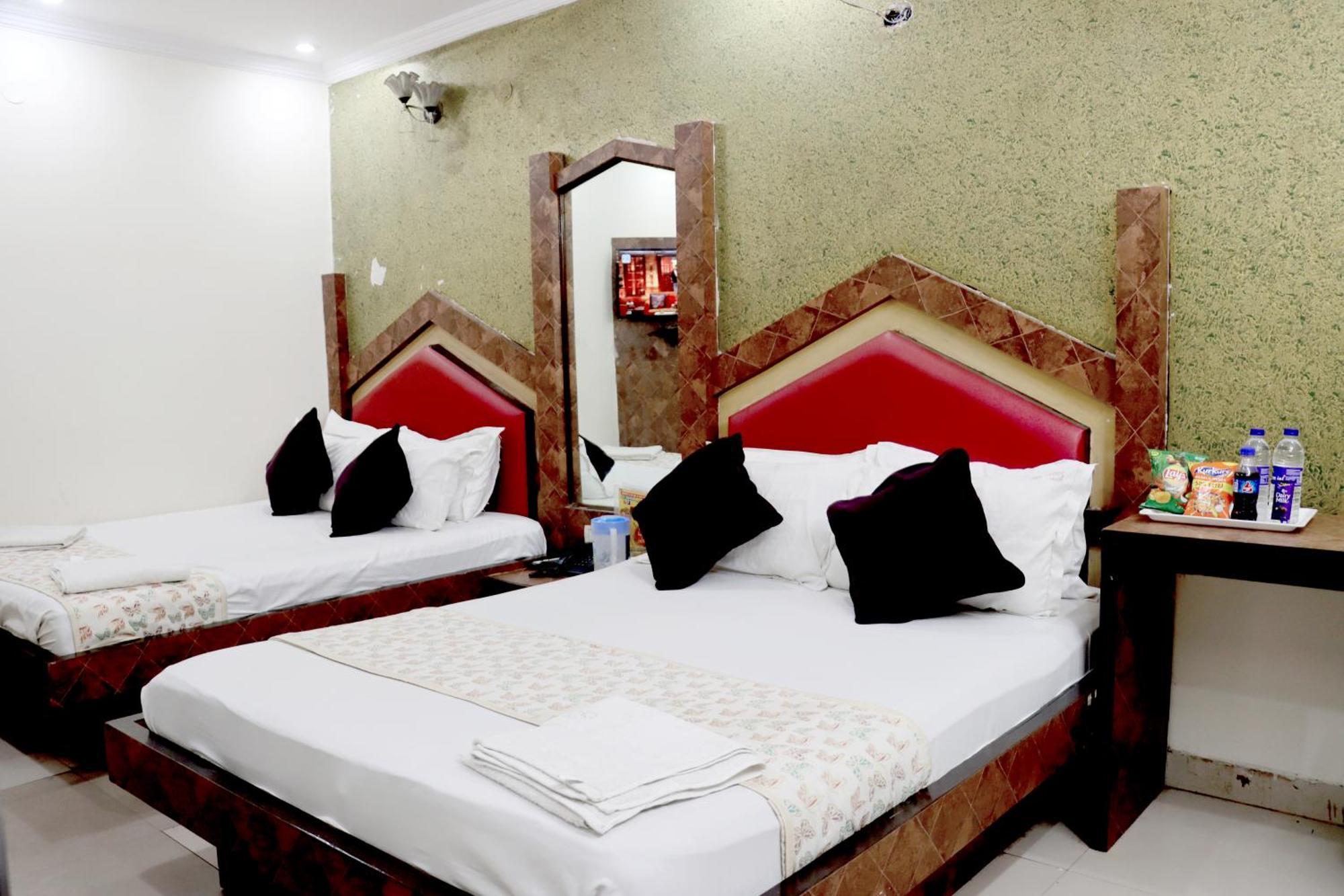 Snow White - Near R K Ashram Metro Station Paharganj Hotel