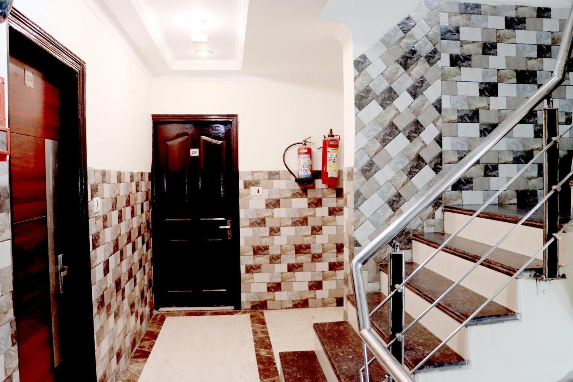 Hotel Snow White - Near R K Ashram Metro Station Paharganj