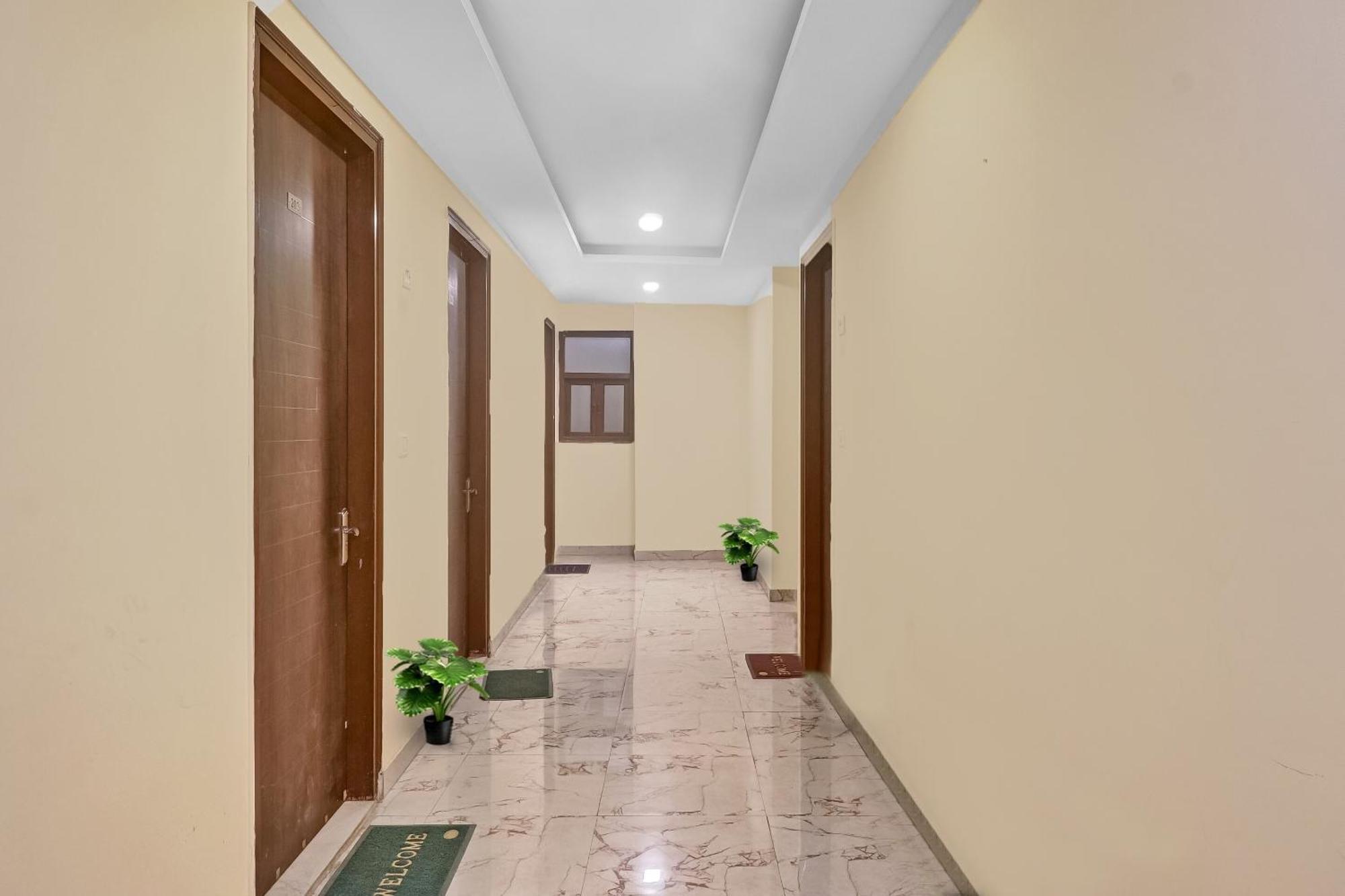 O Near Ambience Mall Hotel 3*