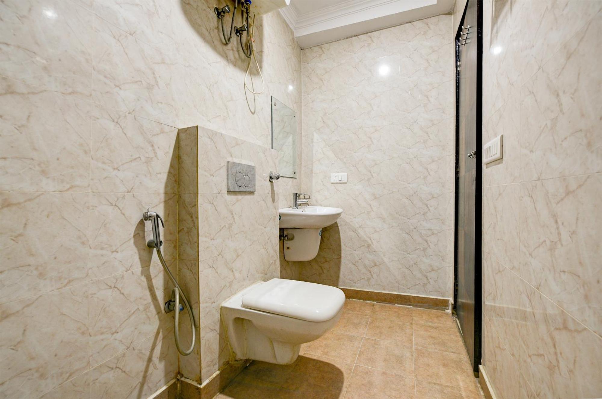 Square Plaza At Airport Guest house *