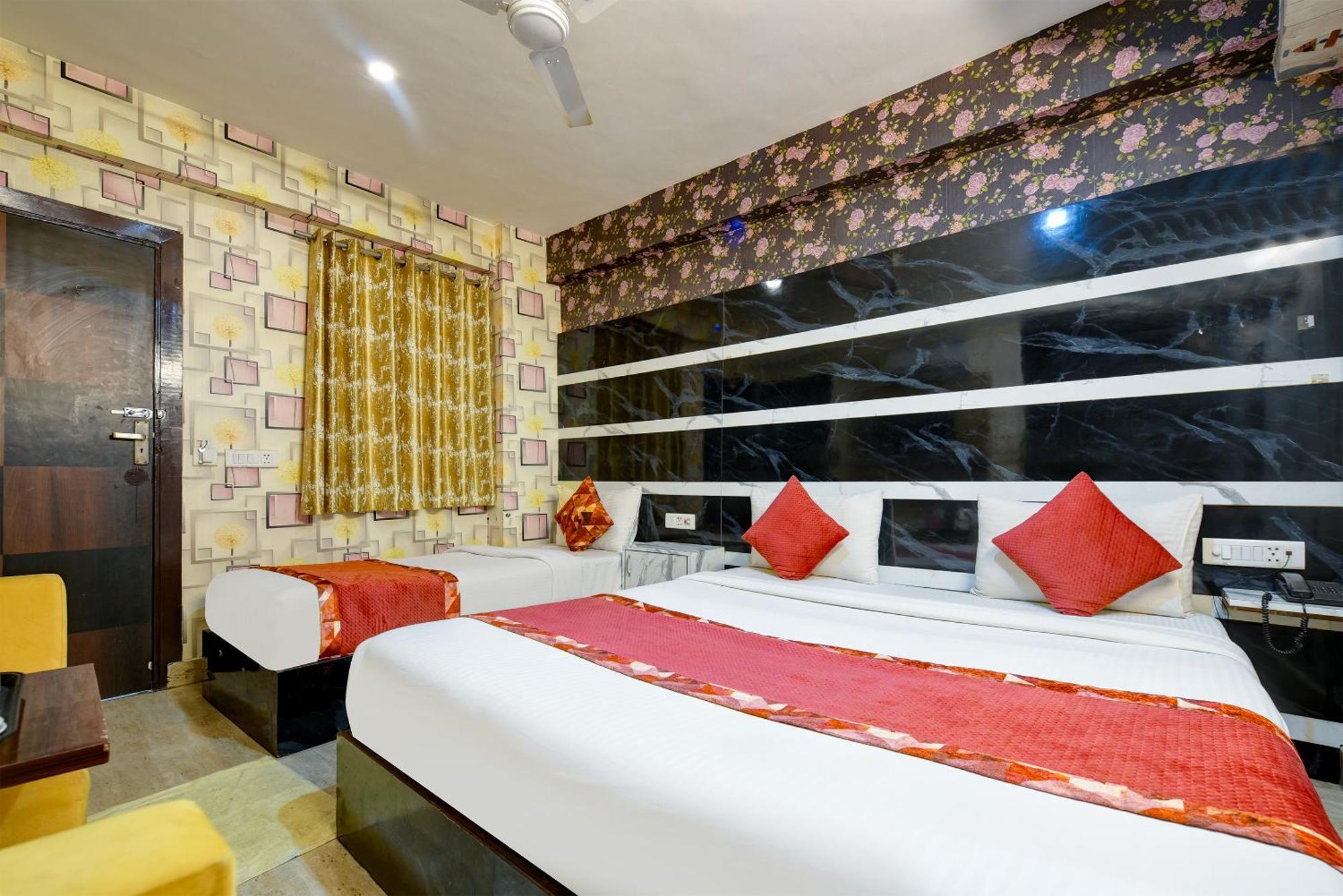 Guest house Square Plaza At Airport *
