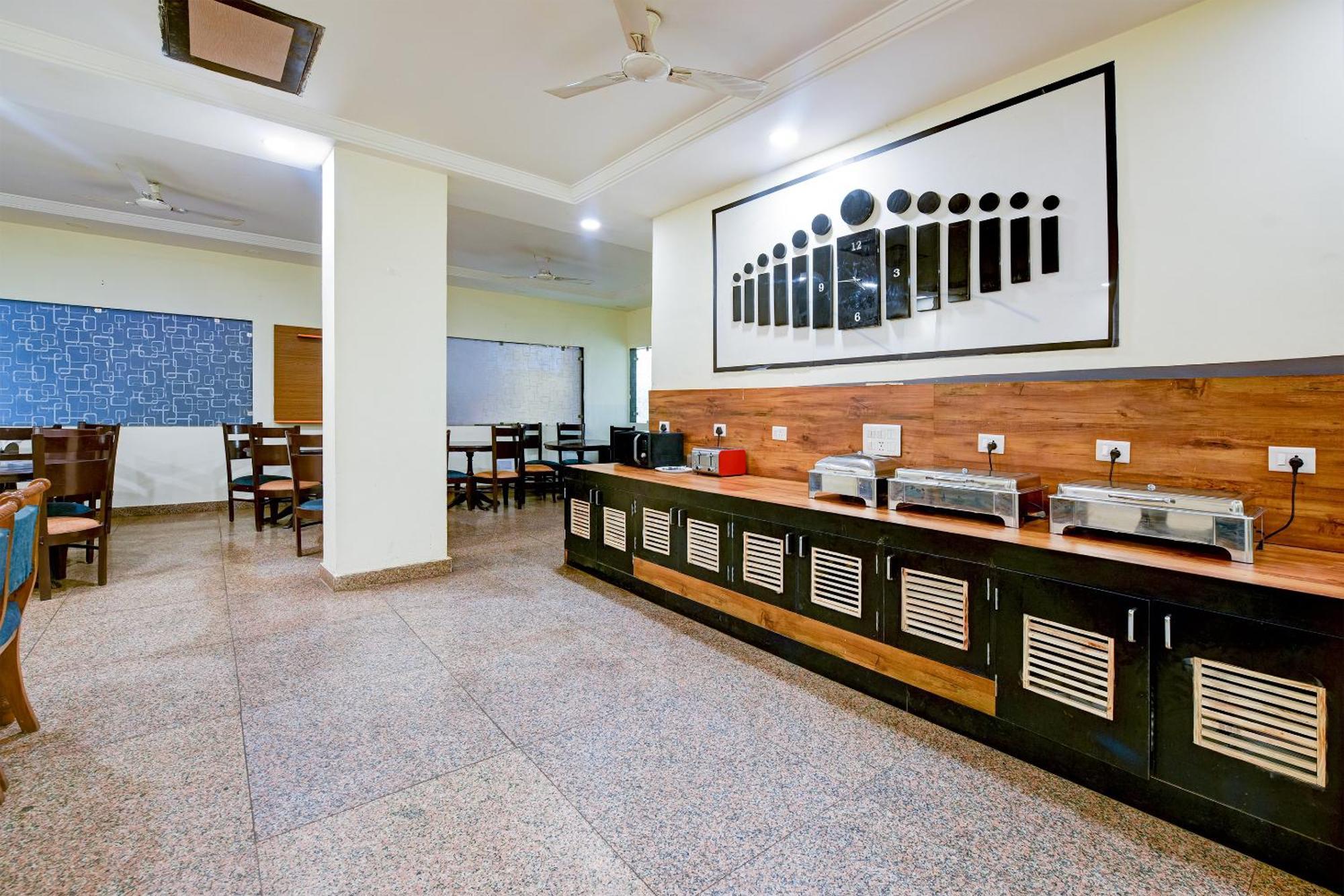 Guest house Square Plaza At Airport