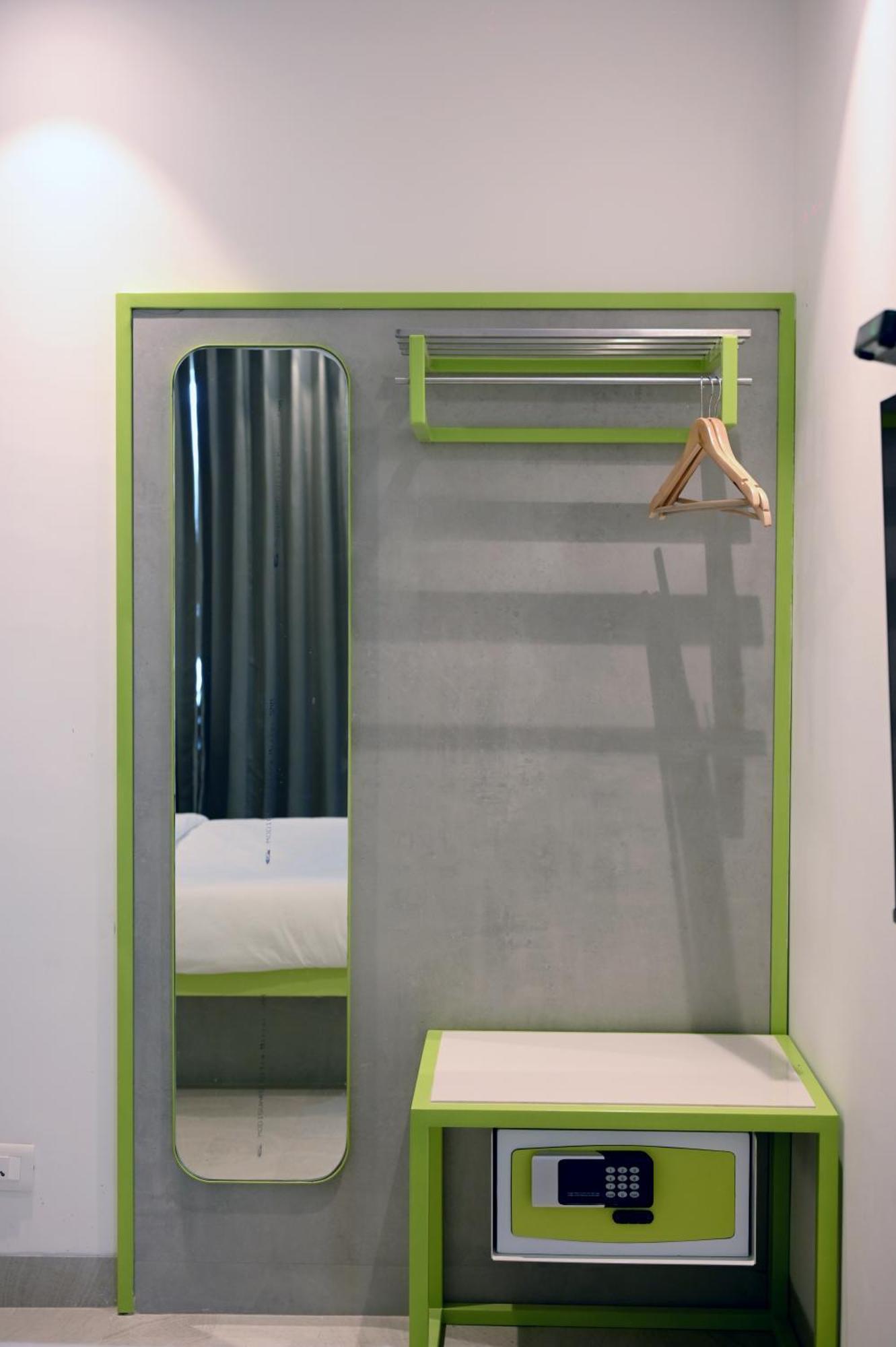 Hotel Le Roi Express Karol Bagh 3*