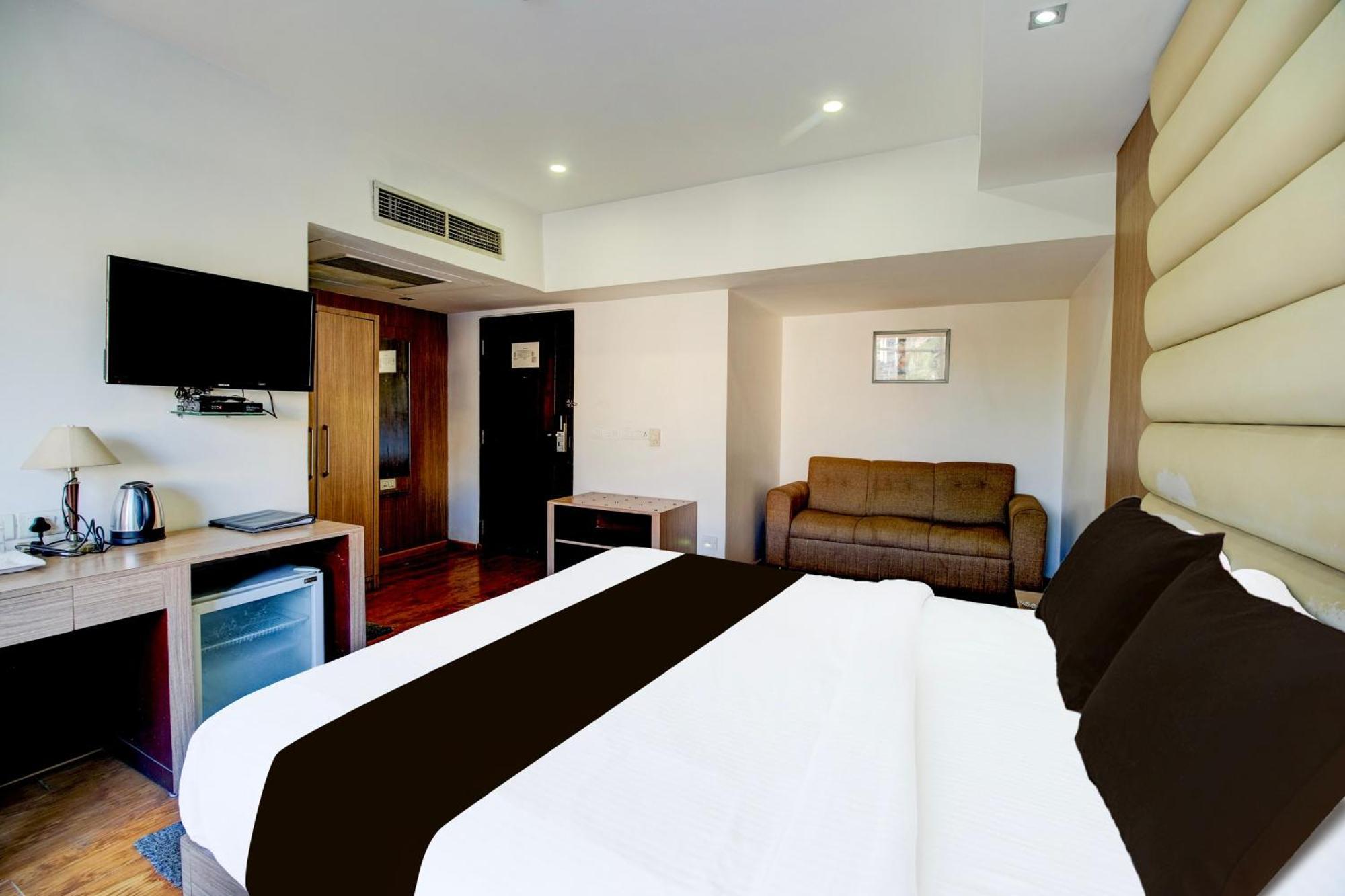 Hotel De Atlantes Near Delhi Airport 4*