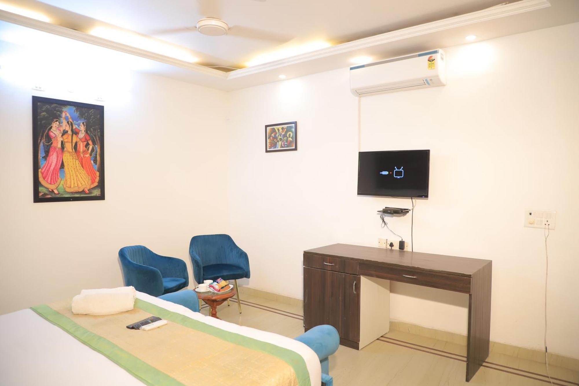 Fortune Service 3bhk , D-198 Saket * Nova Deli