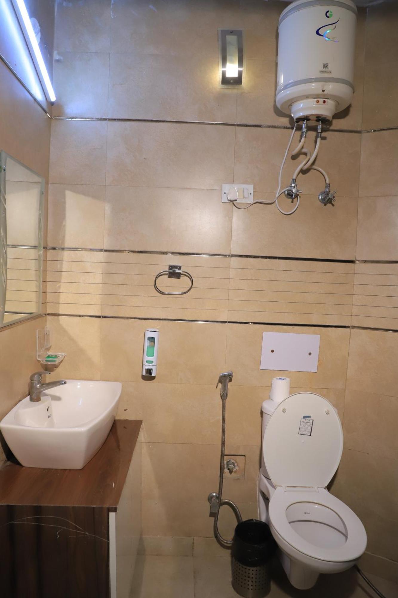 Fortune Service 3bhk , D-198 Saket * Nova Deli