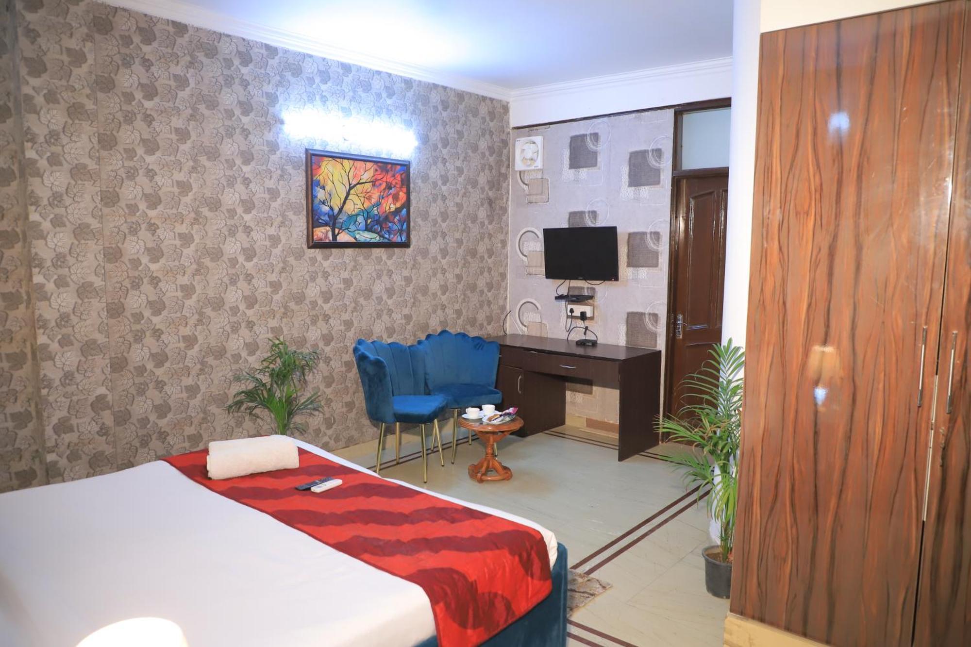Fortune Service 3bhk , D-198 Saket *