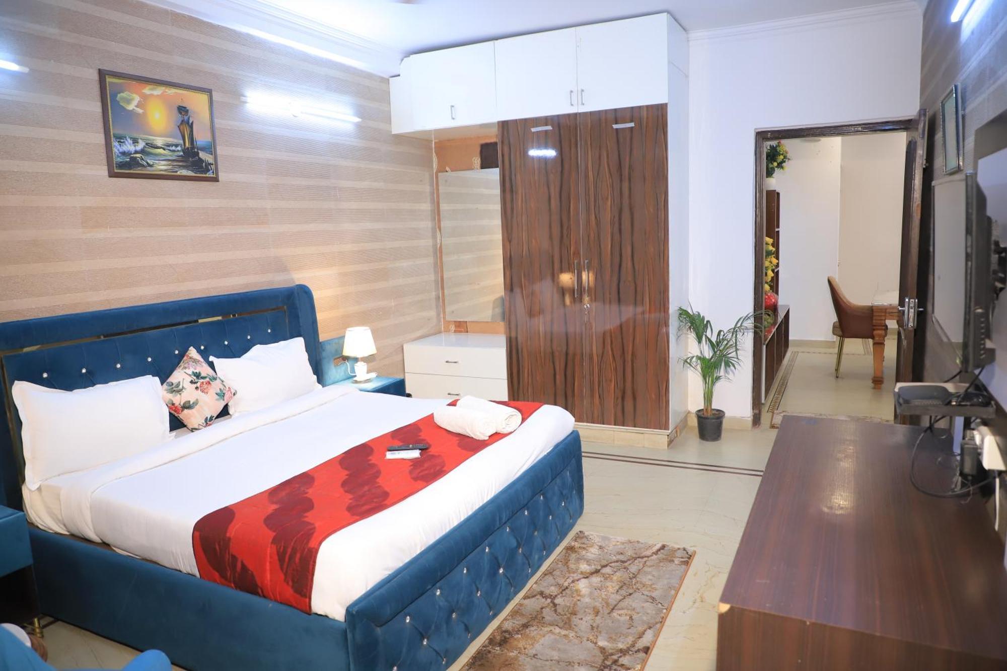 Fortune Service 3bhk , D-198 Saket Nova Deli
