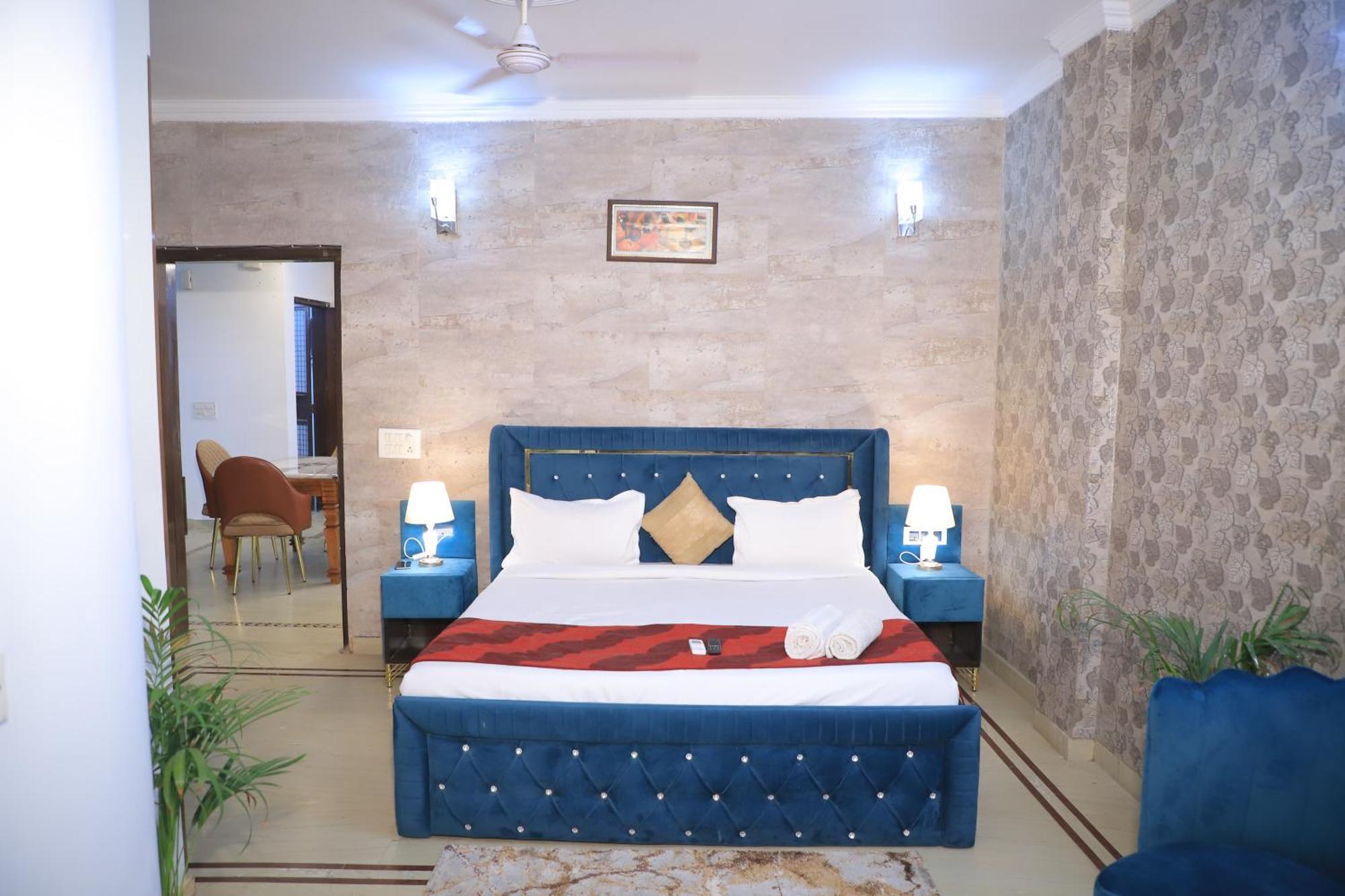 Fortune Service 3bhk , D-198 Saket * Nova Deli