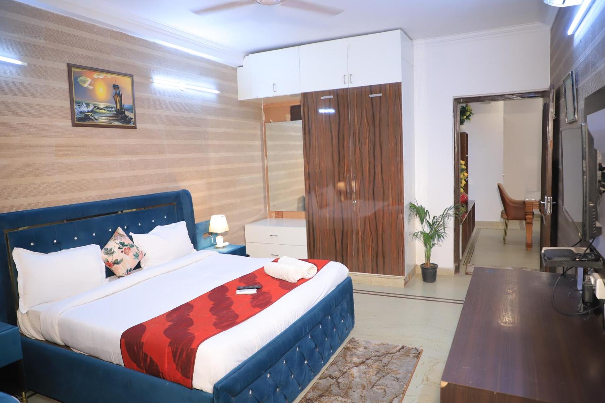 Fortune Service 3bhk , D-198 Saket *