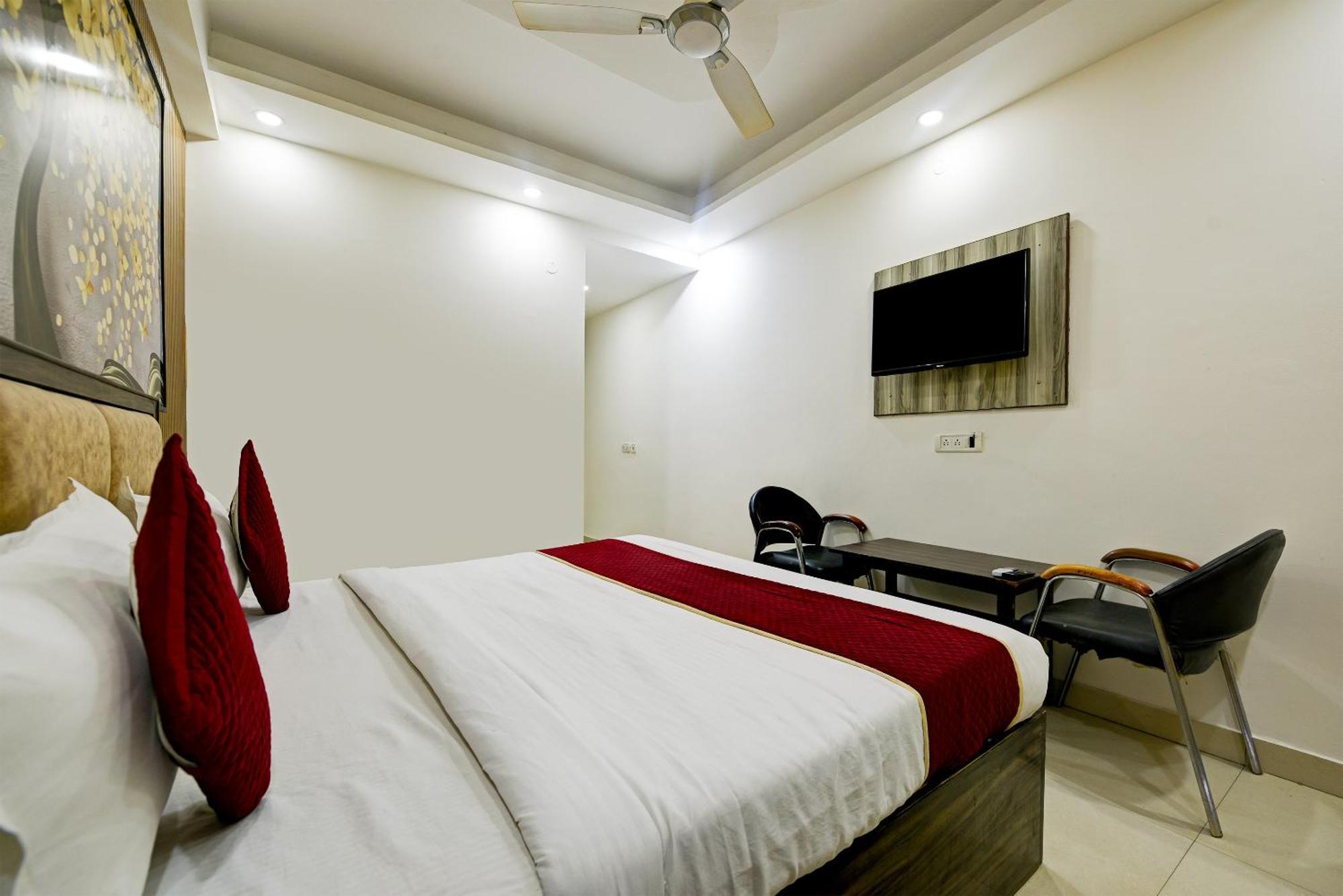 Lookout Delhi Igi Airport Hotel 4*