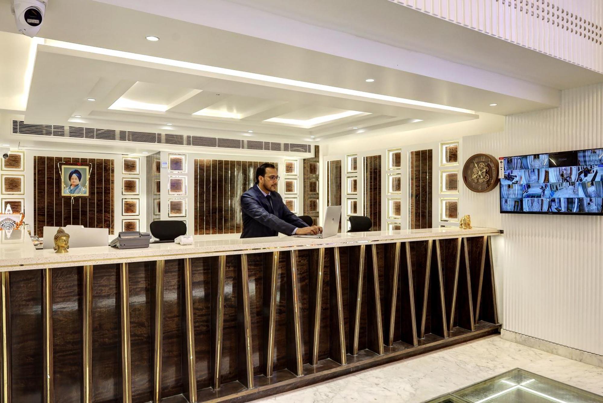 Namaste Hindustan Just A Minute Away From Railway Station And Connaught Place