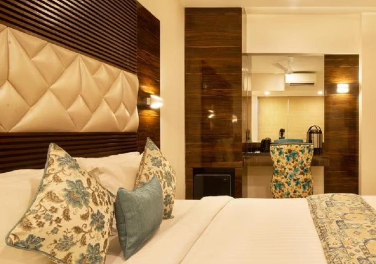Seven Near Delhi Airport Hotel *