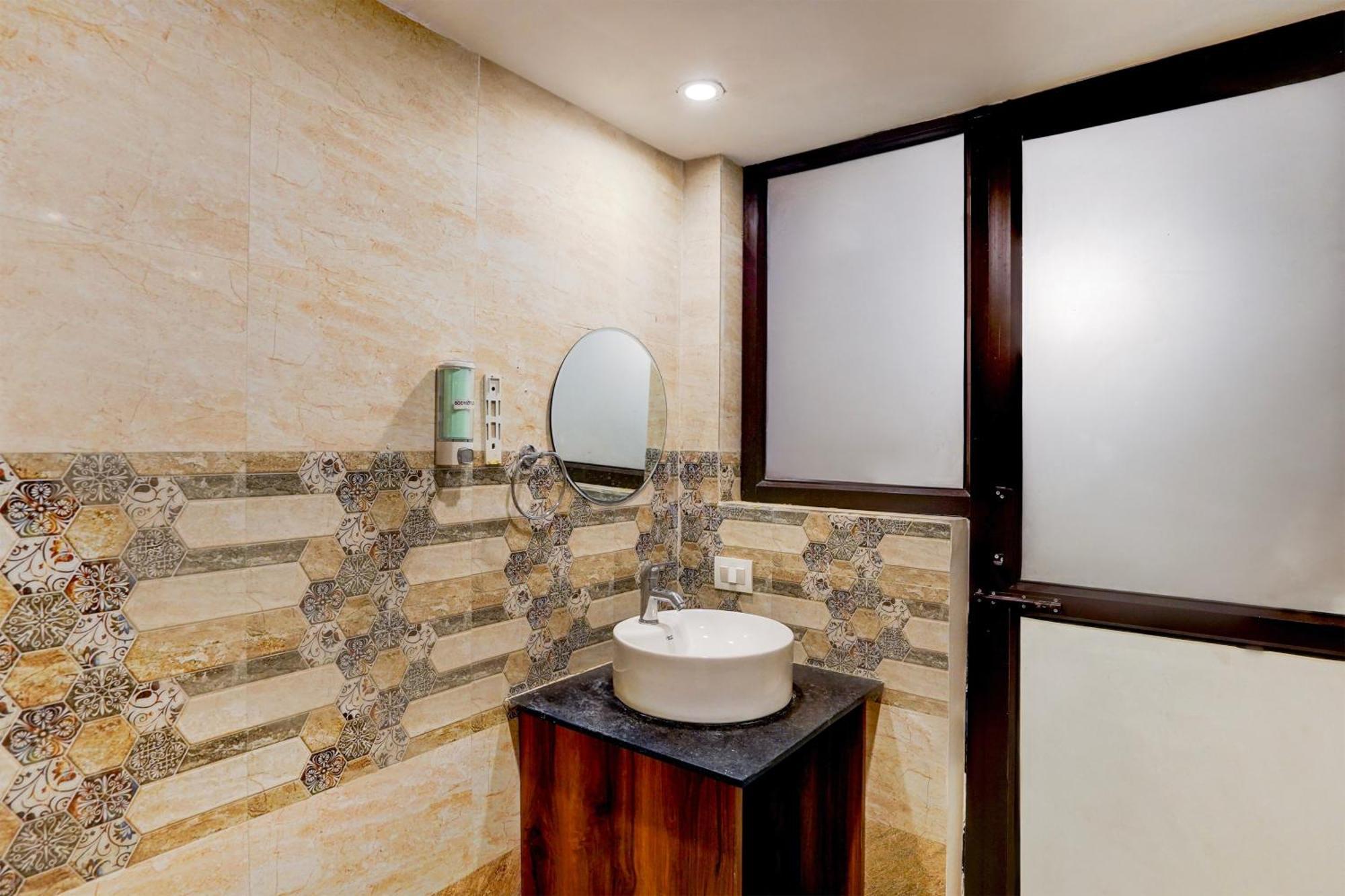 Hotel Seven Near Delhi Airport Nova Deli
