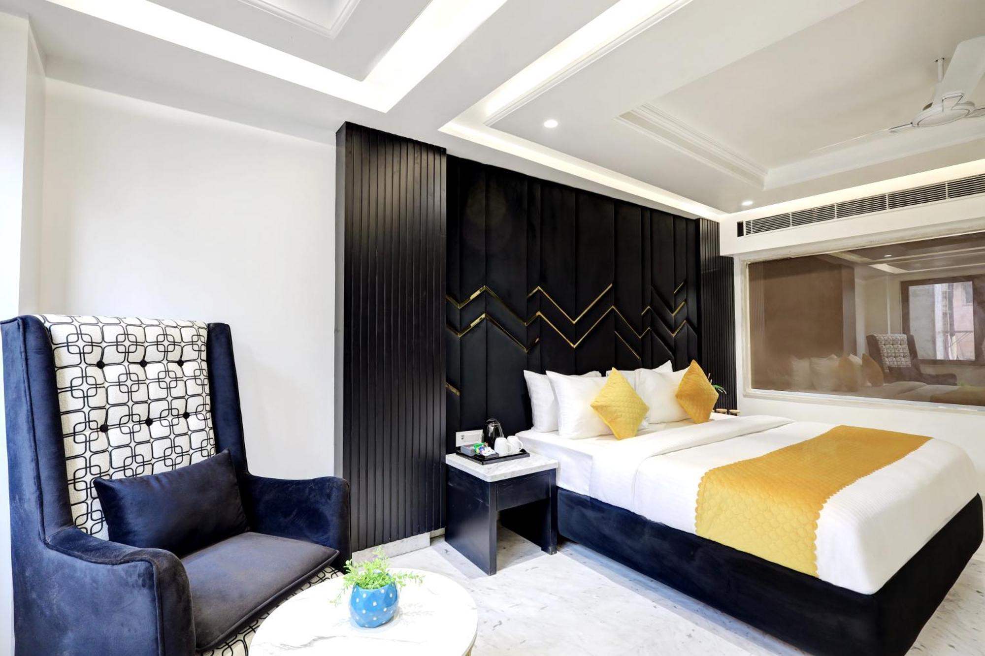 Hotel Namaste Hindustan Just A Minute Away From Railway Station And Connaught Place 4*