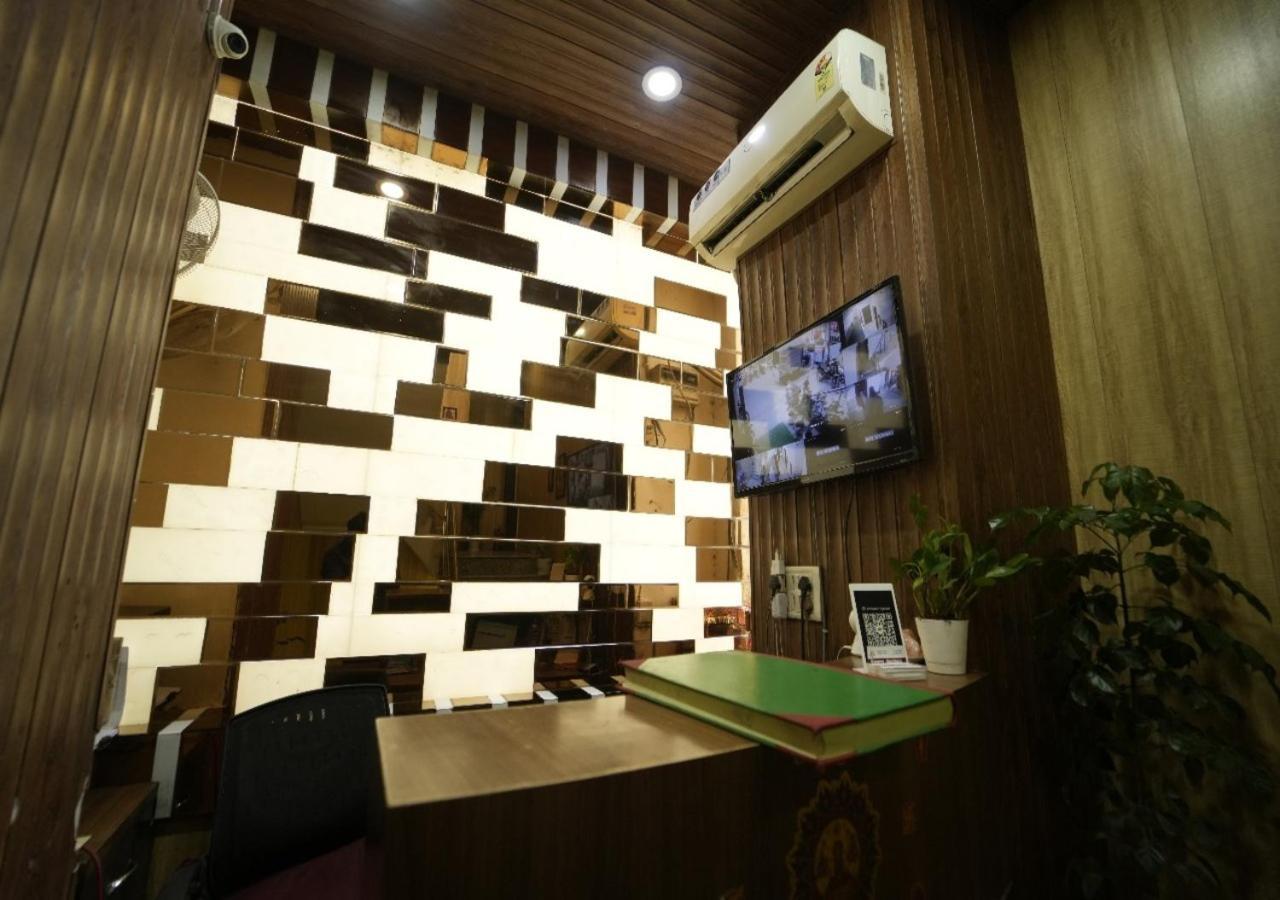 Runway Residency At Pitampura Bed & Breakfast *