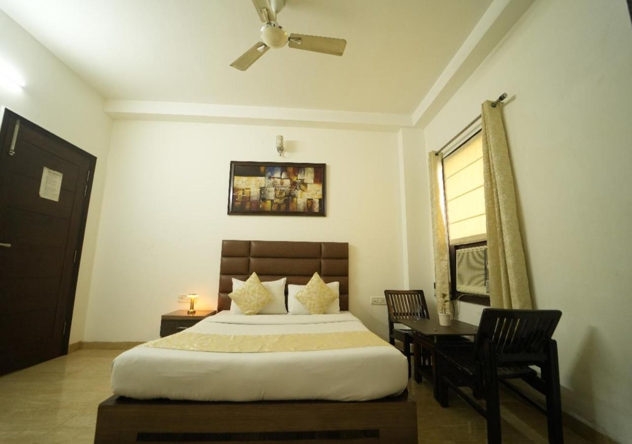 Runway Residency At Pitampura Bed & Breakfast *