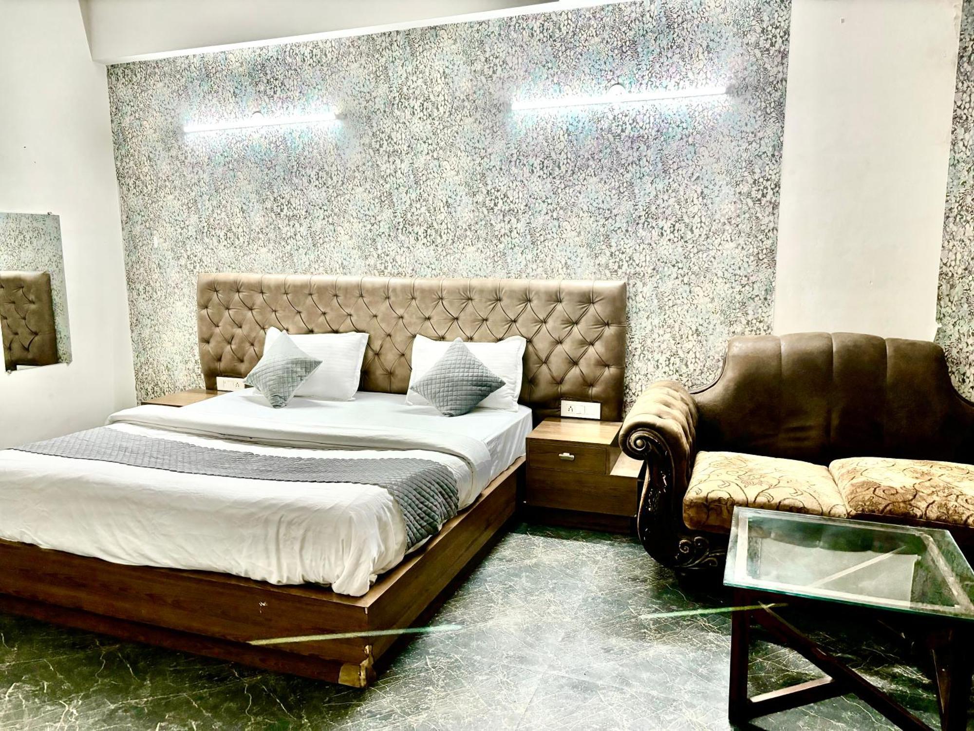 Hotel Pushpanjali 3*