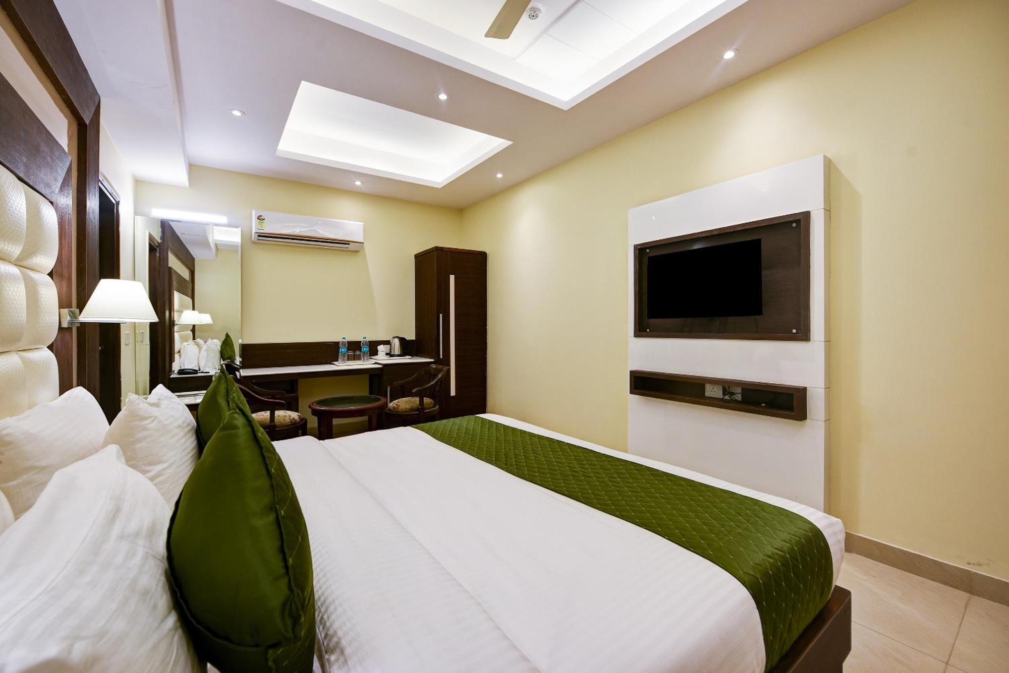 Geet Deluxe * New Delhi