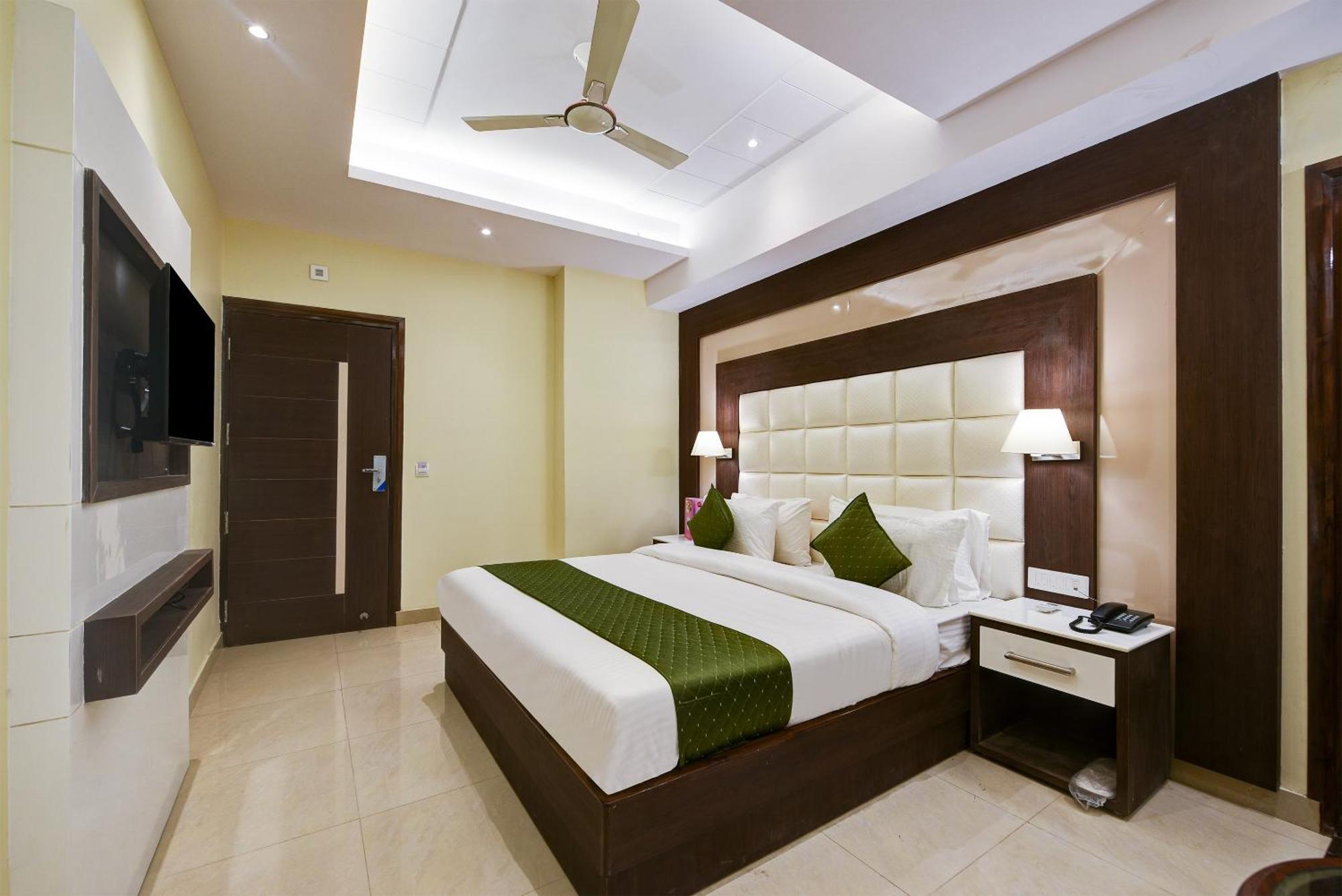 Geet Deluxe New Delhi