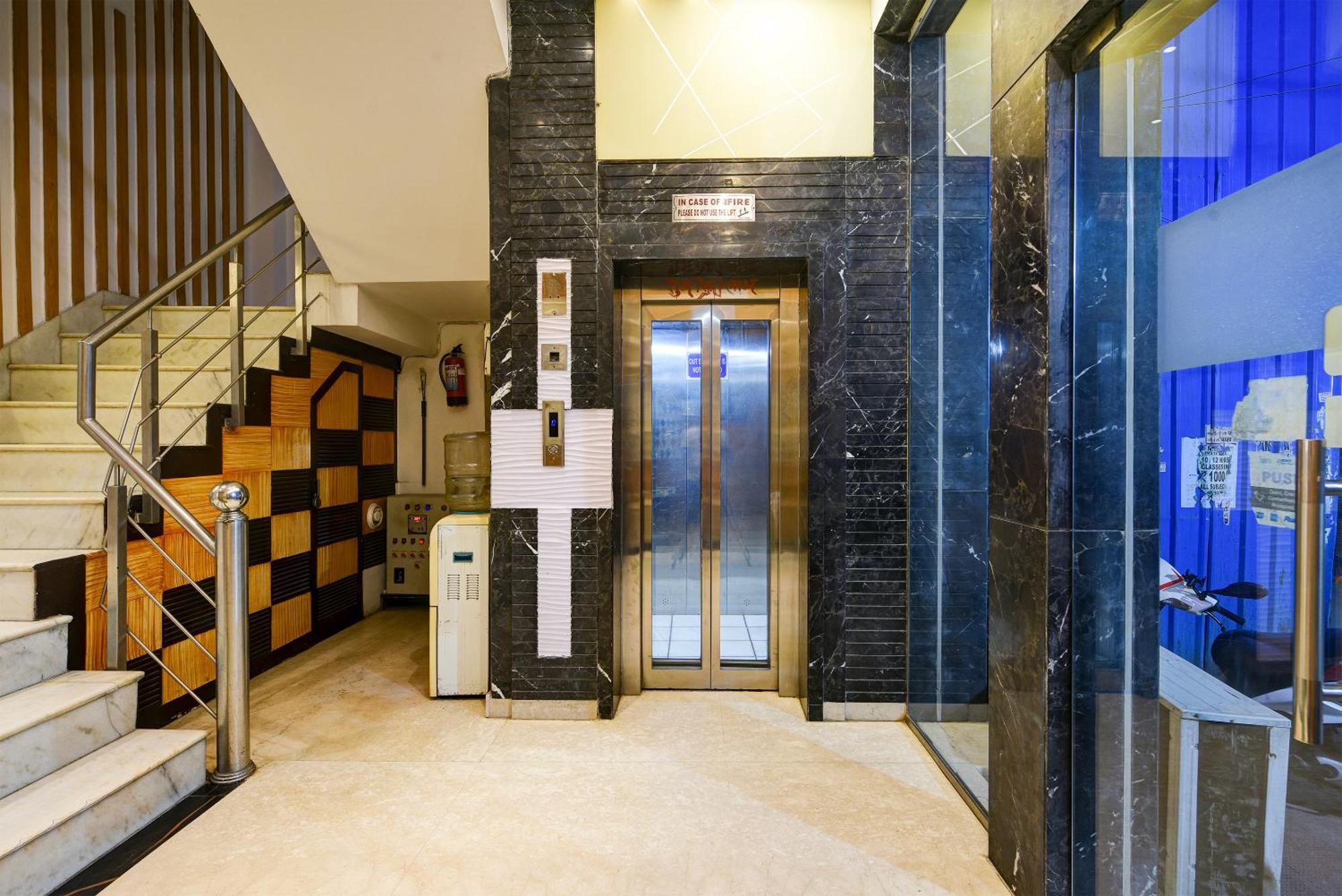 Hotel Shri Vinayak In Centre At Railway Station-by Rcg 4*