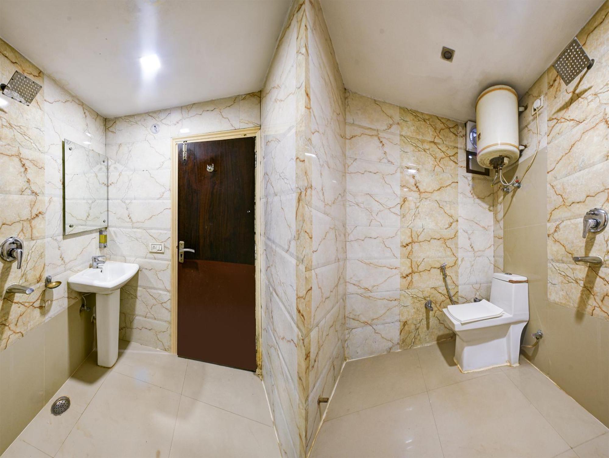 Hotel Shri Vinayak In Centre At Railway Station-by Rcg