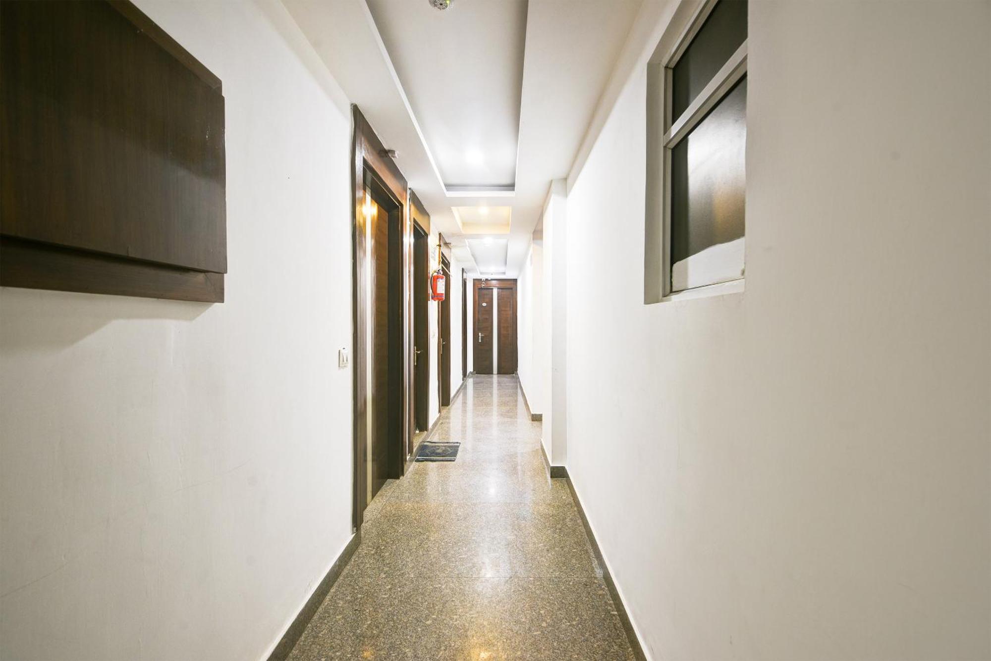 Hotel Shri Vinayak In Centre At Railway Station-by Rcg 4*