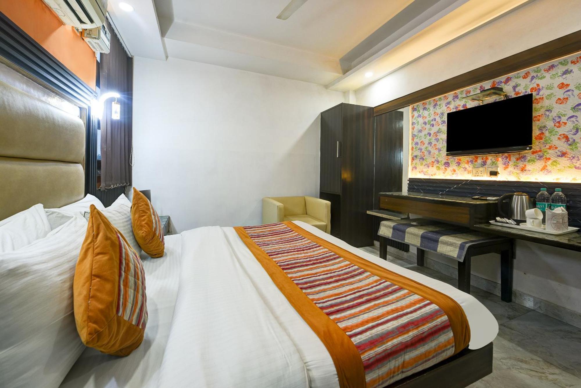 Hotel Shri Vinayak In Centre At Railway Station-by Rcg New Delhi