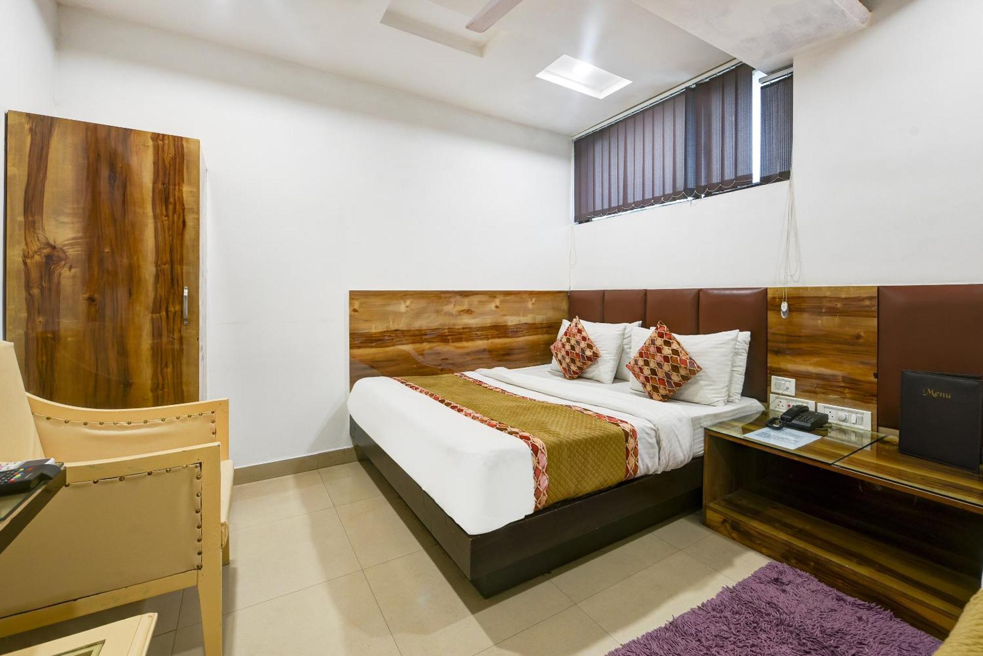 Hotel Shri Vinayak In Centre At Railway Station-by Rcg New Delhi