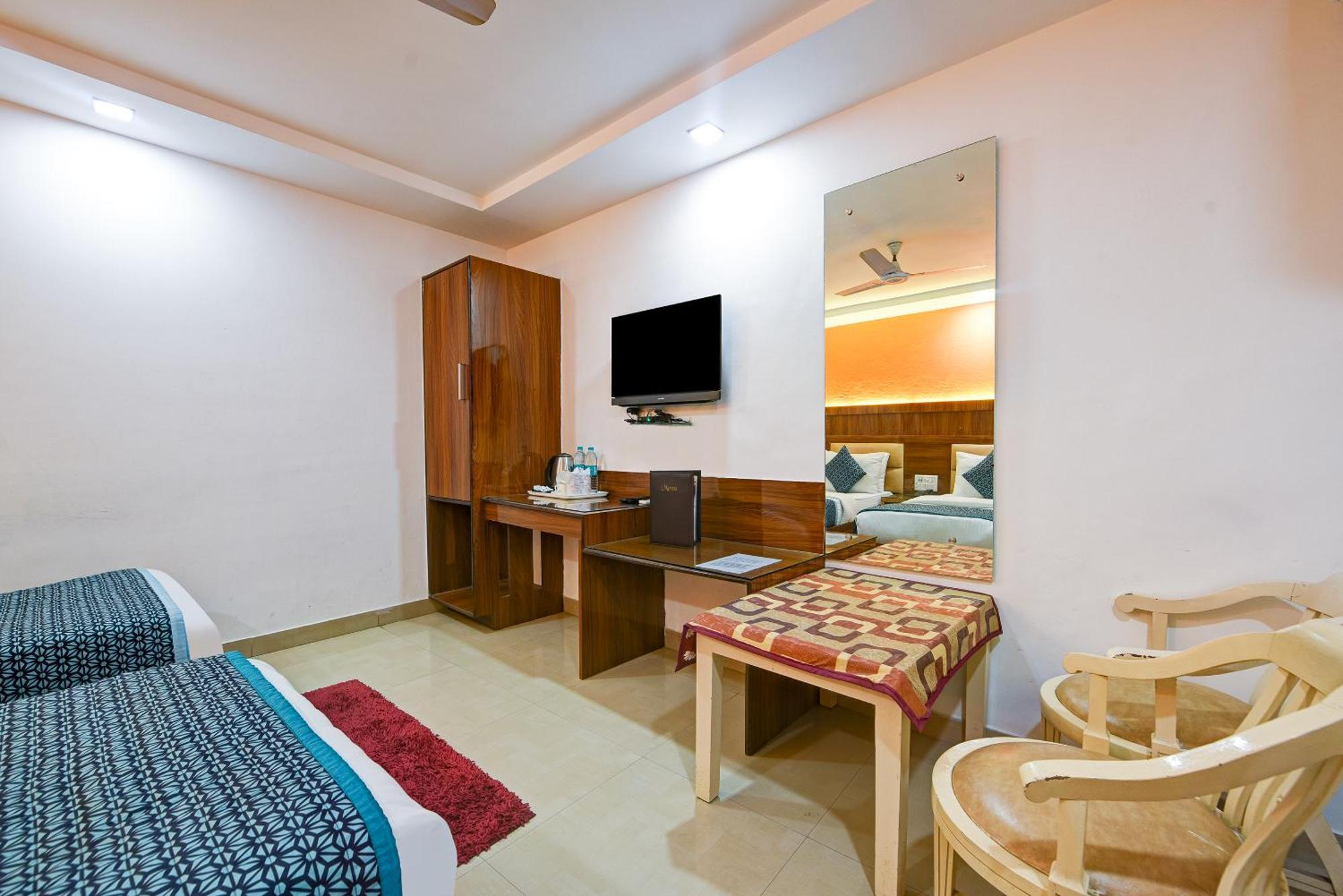 Hotel Shri Vinayak In Centre At Railway Station-by Rcg