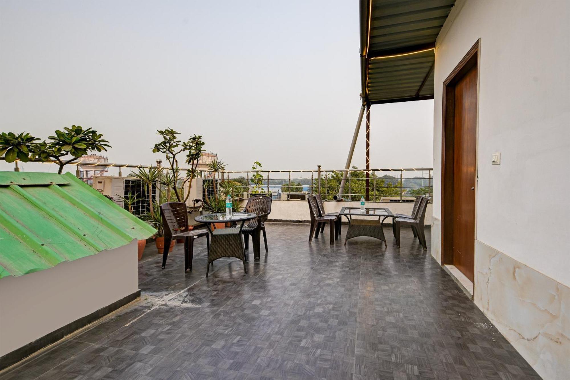 Hotel Shri Vinayak In Centre At Railway Station-by Rcg 4*