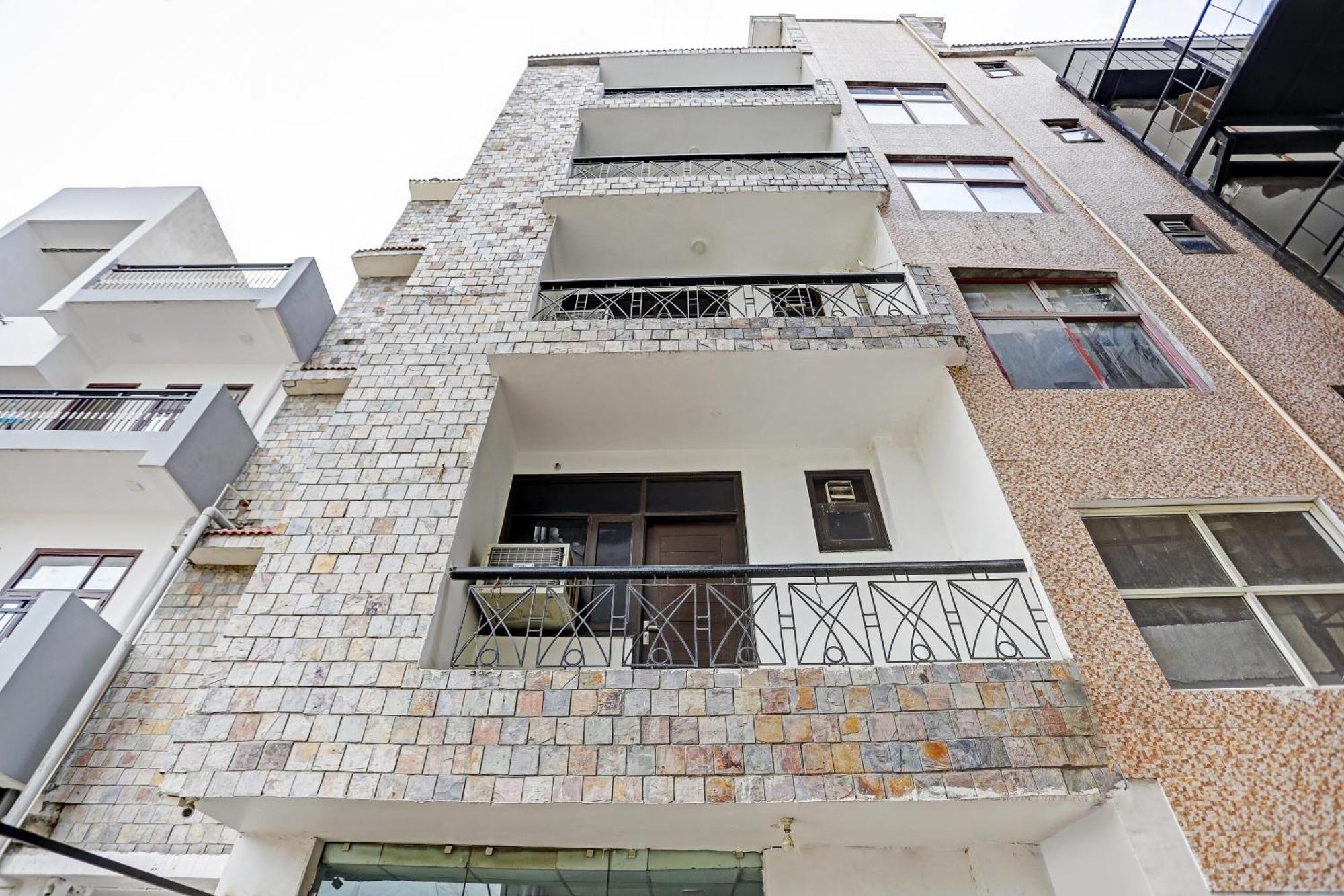 Collection O Agniv Residency Near Saket Metro 4*