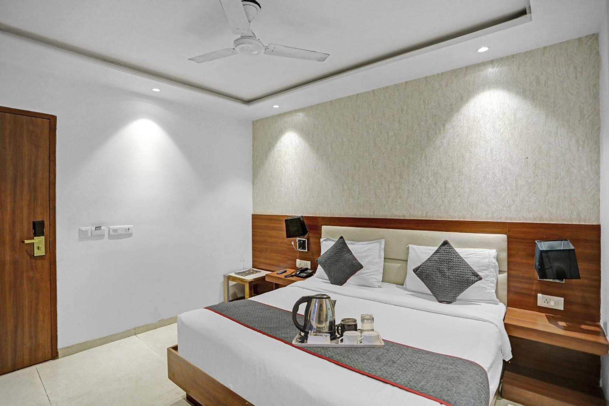 Hotel O Grand Elegant Near Delhi Airport 4*