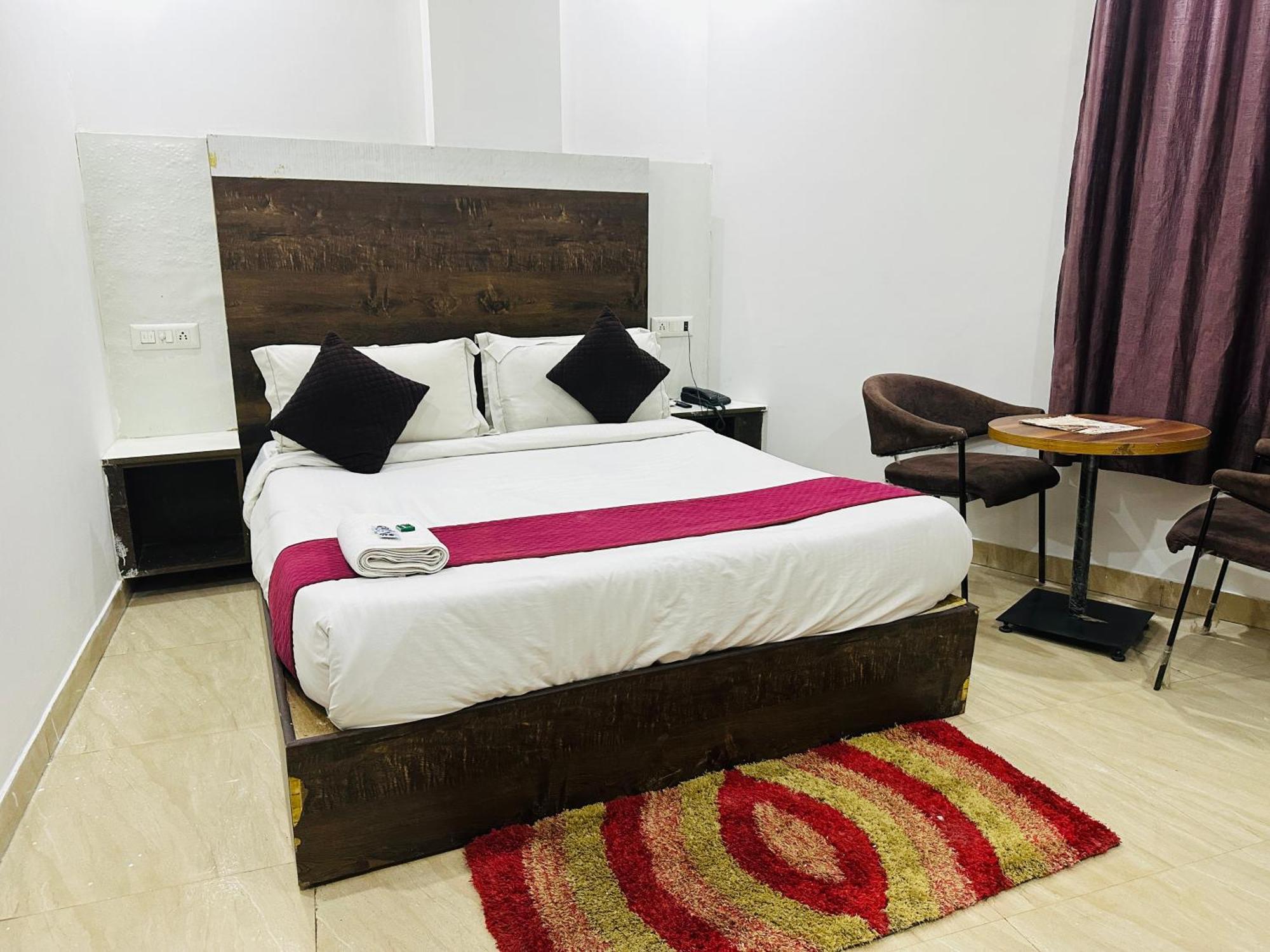 S R Palace Near Delhi International Airport Hotel 3*