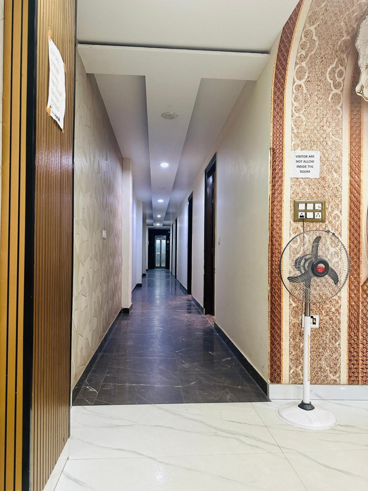 S R Palace Near Delhi International Airport 3*