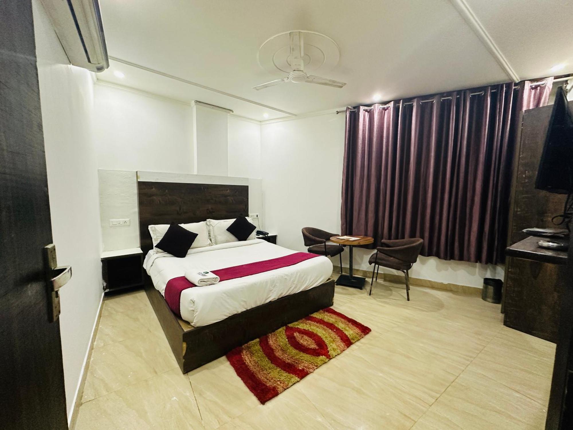 S R Palace Near Delhi International Airport Hotel