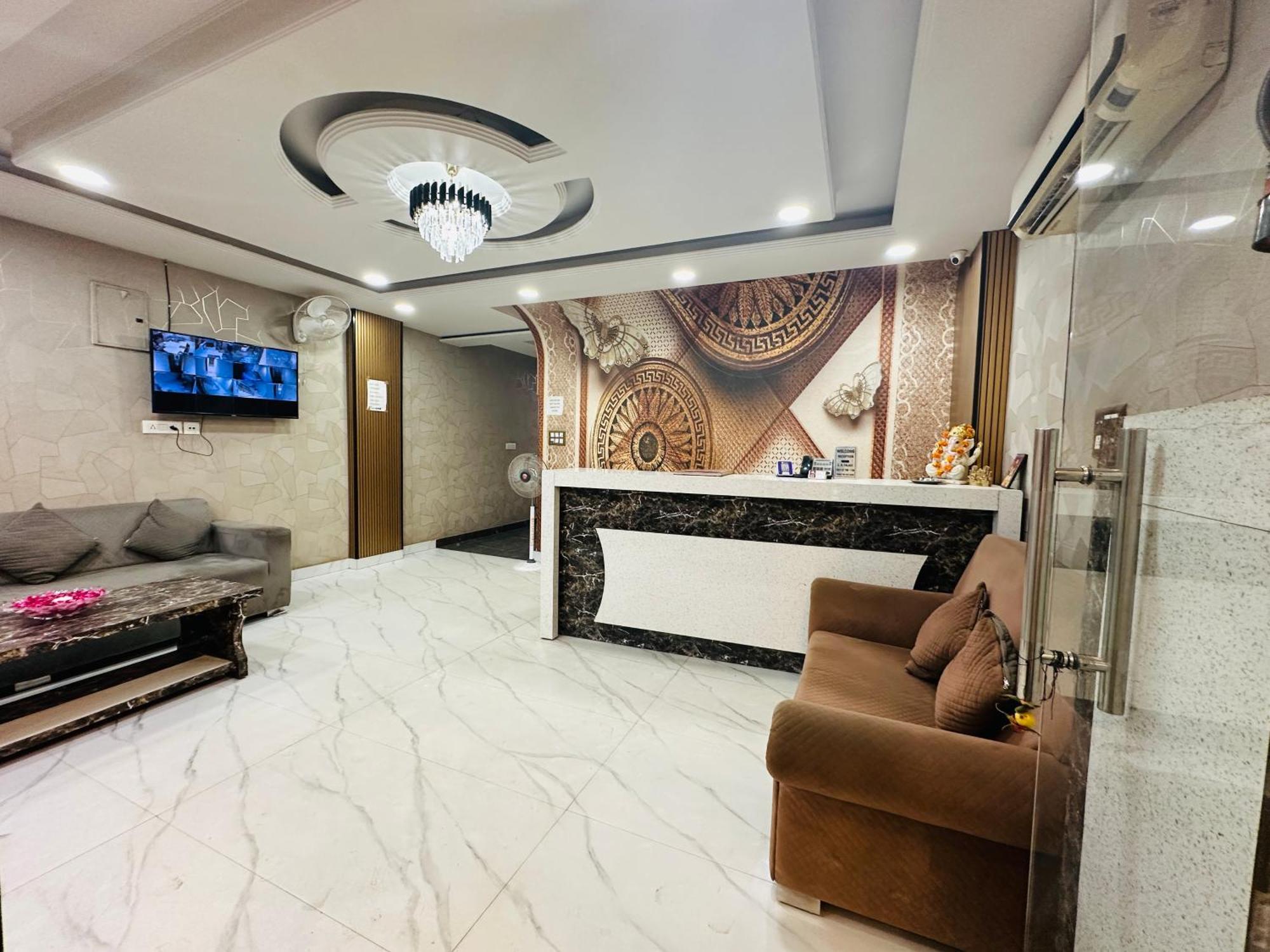 Hotel S R Palace Near Delhi International Airport 3*